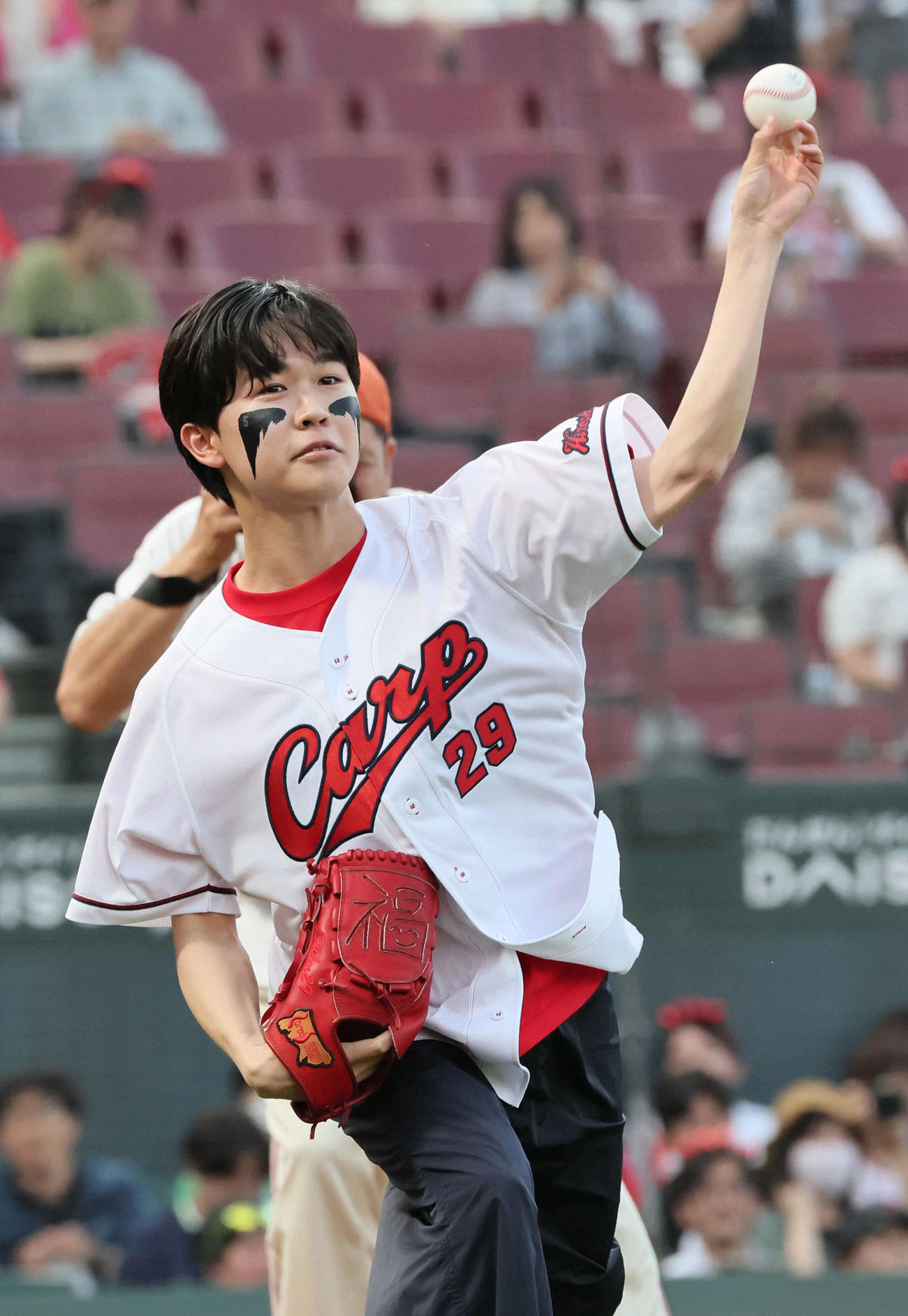 広島対ヤクルト　始球式の練習をする鈴木福（撮影・加藤孝規）