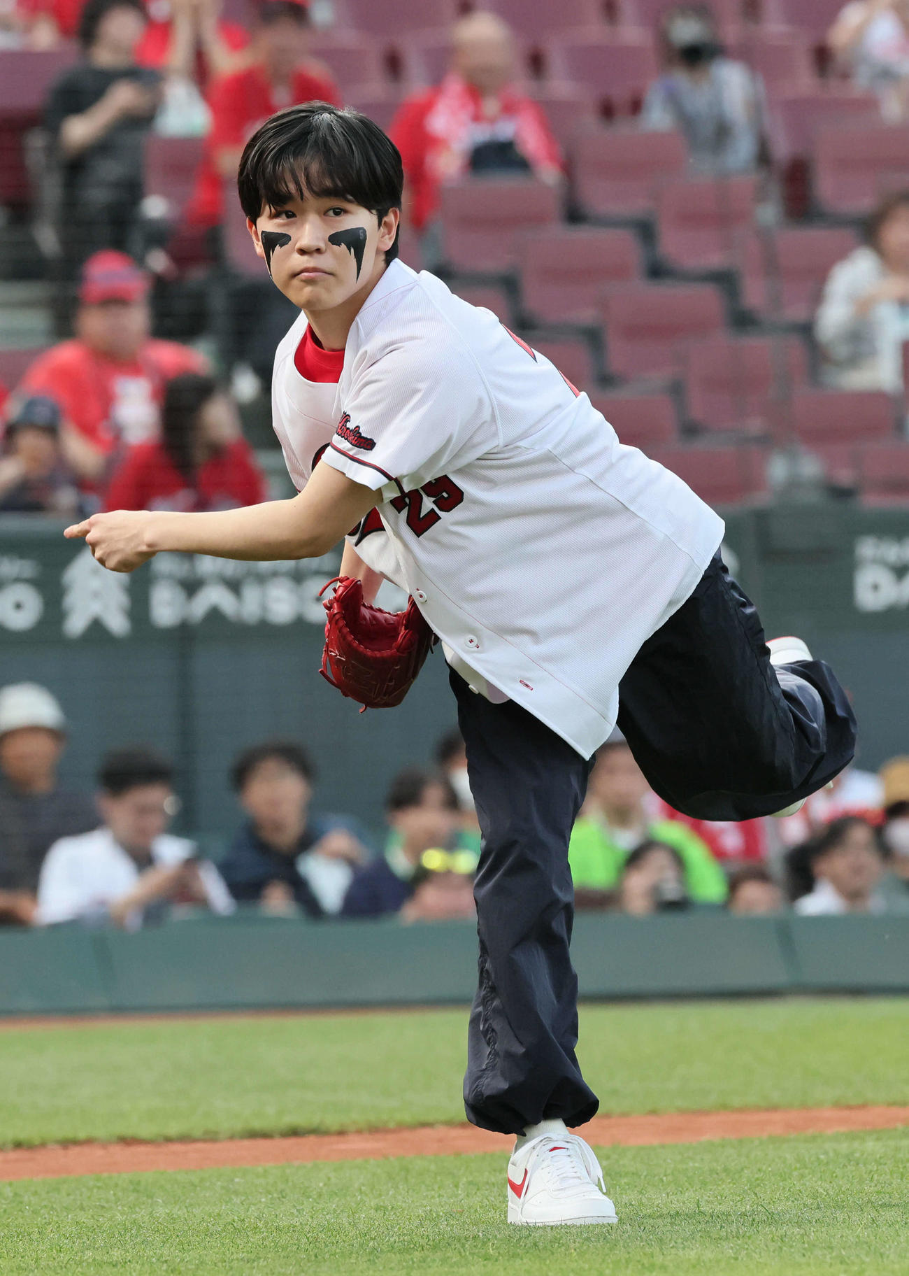 広島対ヤクルト　始球式の練習をする鈴木福（撮影・加藤孝規）