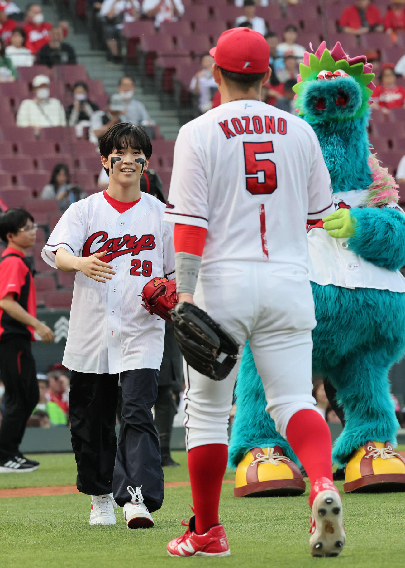 広島対ヤクルト　始球式の練習をする鈴木福。手前は小園（撮影・加藤孝規）