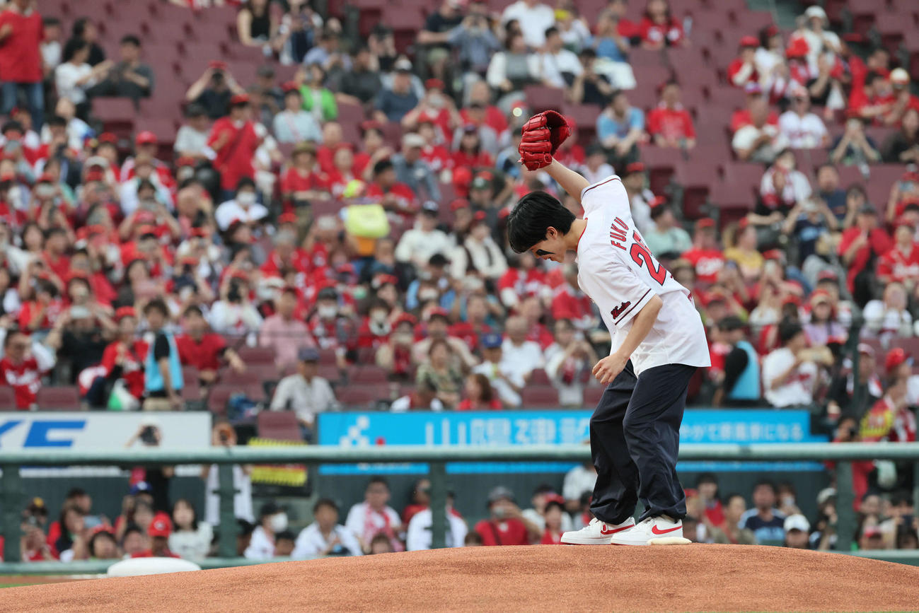 広島対ヤクルト　始球式　鈴木福（撮影・加藤孝規）