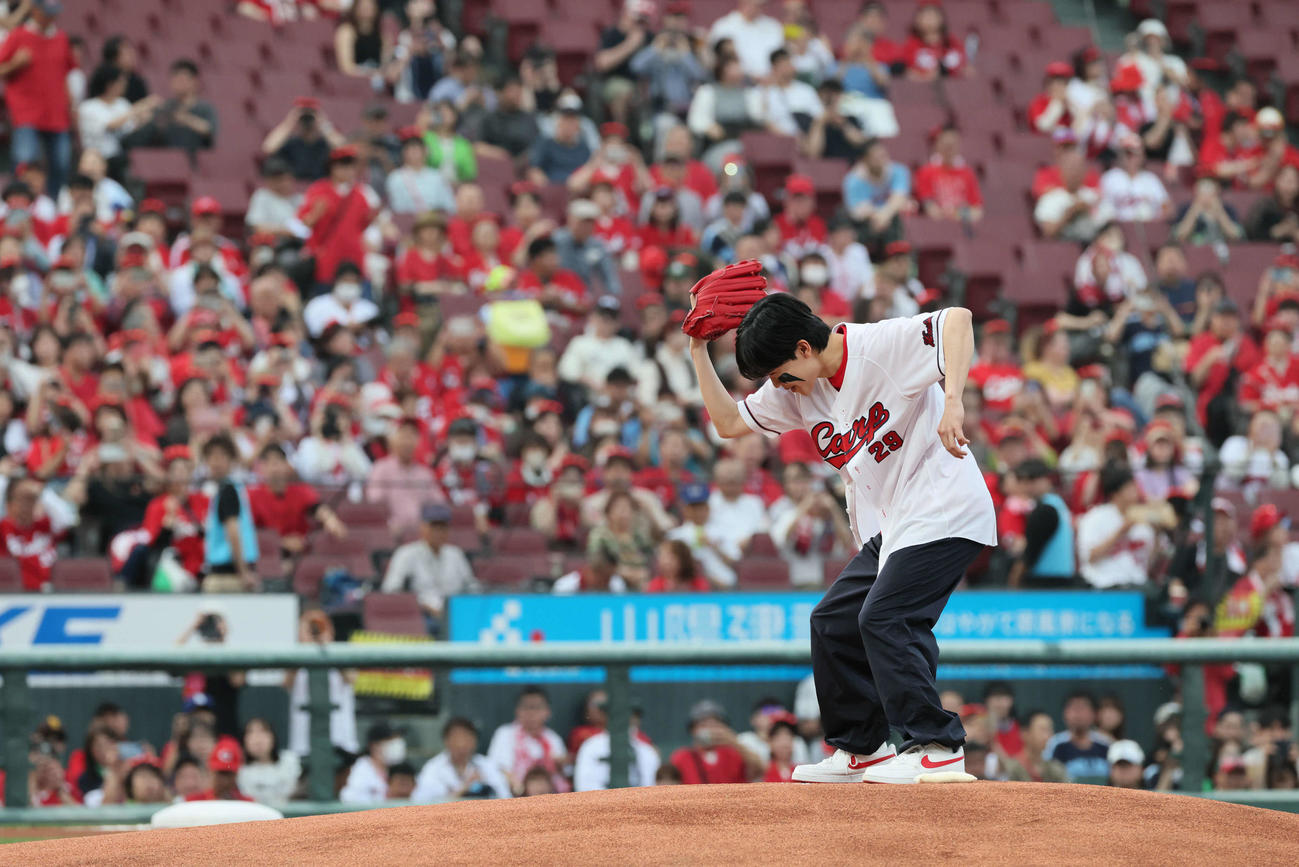広島対ヤクルト　始球式　鈴木福（撮影・加藤孝規）