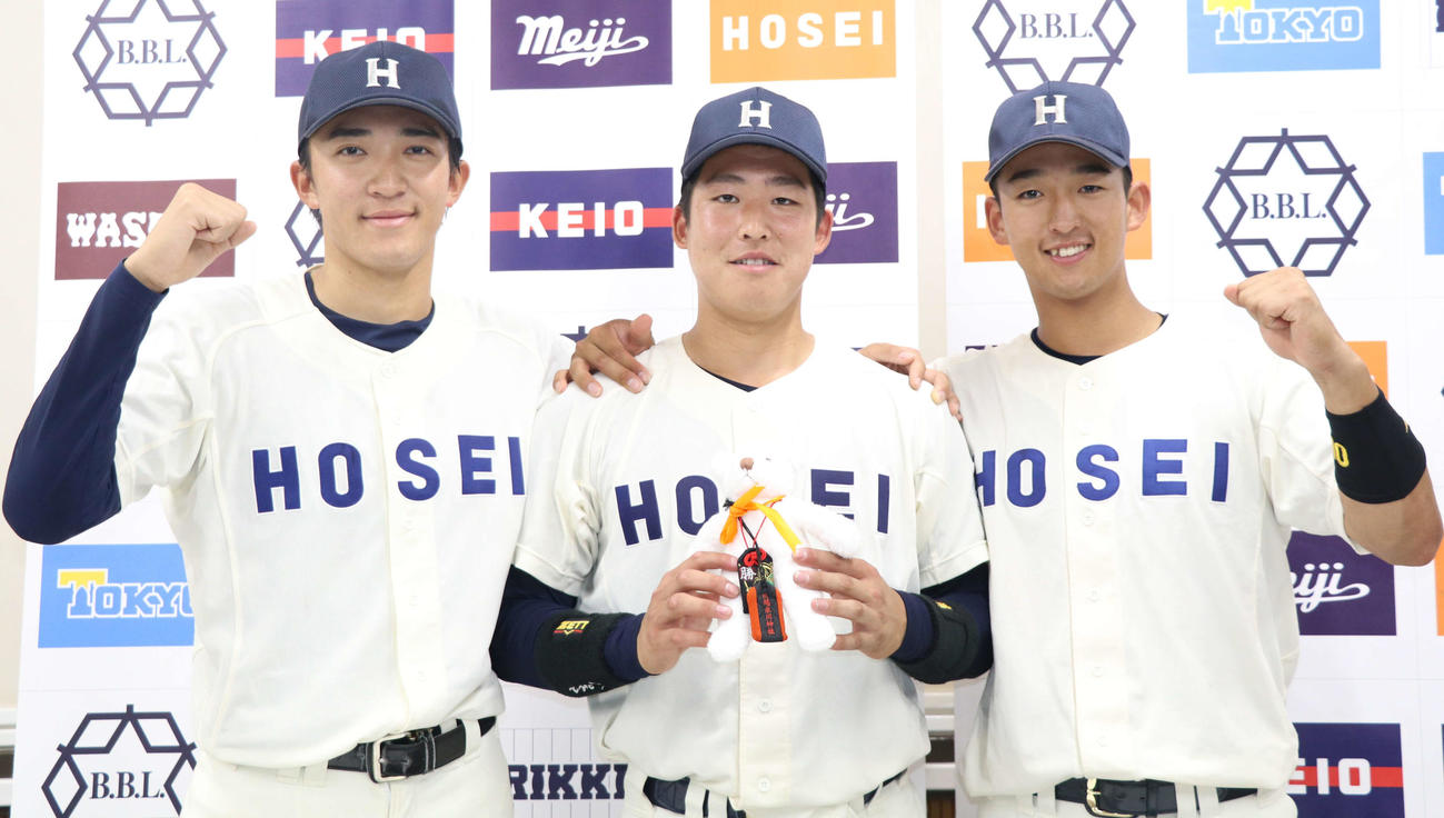法大対慶大　試合に勝利し笑顔を見せる法大の左から赤間、只石、松下（撮影・山本佳央）