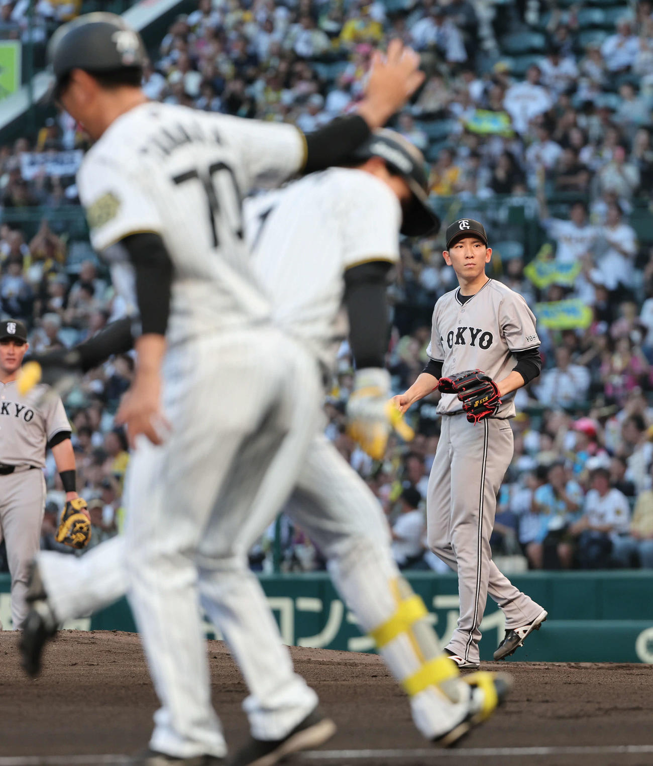 阪神対巨人　1回裏阪神1死一塁、森下（左）に左越え本塁打を許した戸郷は厳しい表情を見せる（撮影・西尾就之）