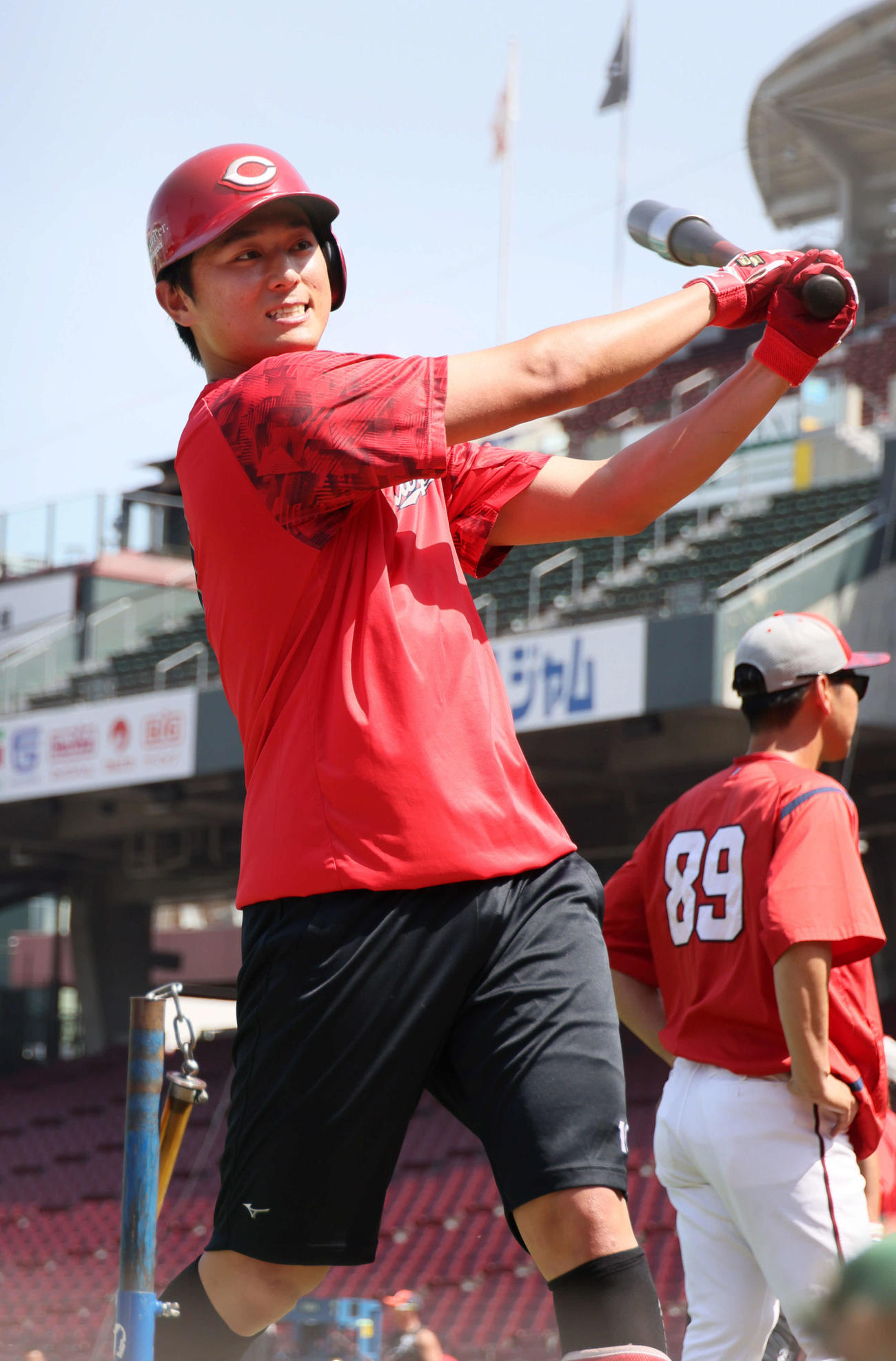 広島対ヤクルト　1軍に合流し、試合前にティー打撃練習をする佐々木（撮影・加藤孝規）