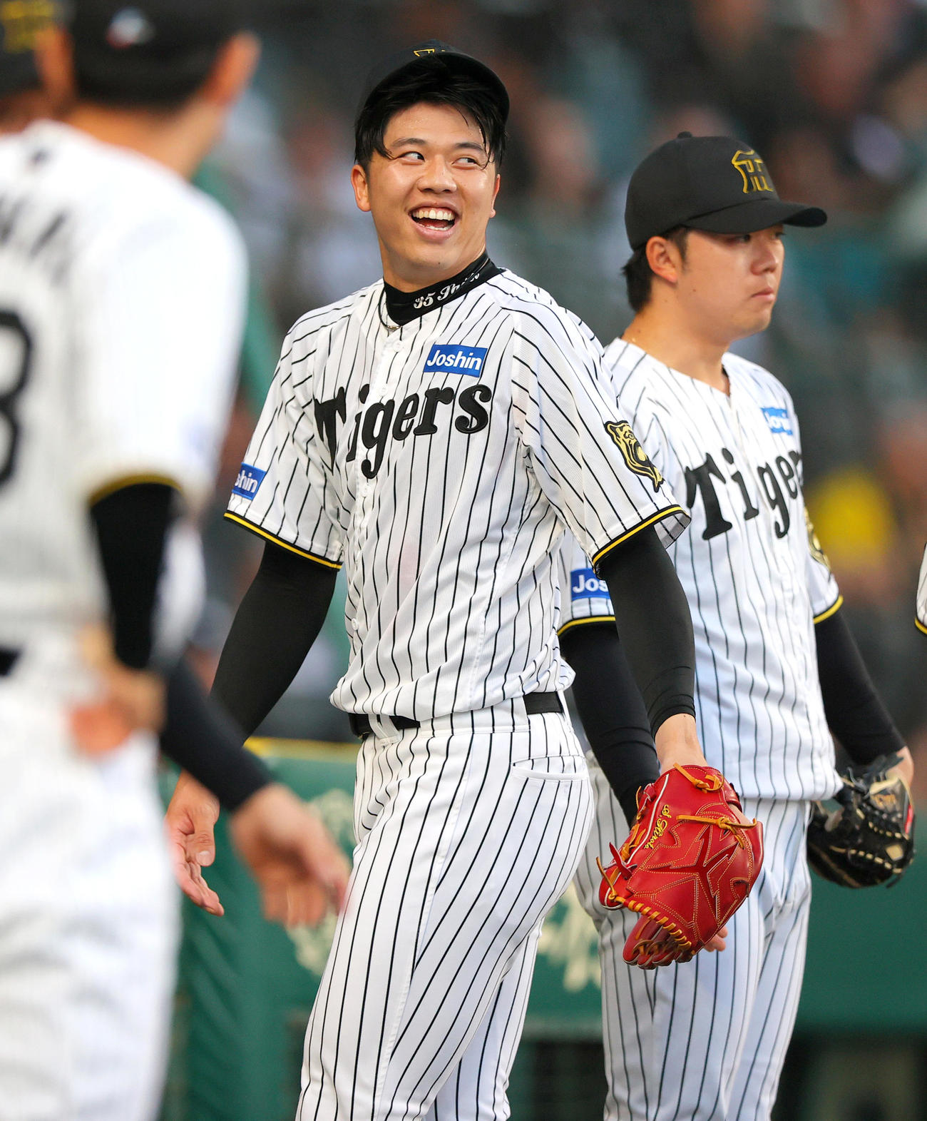 阪神対巨人　阪神先発才木（中央）は2回を投げ終え笑顔でベンチへ引きあげる（撮影・上山淳一）