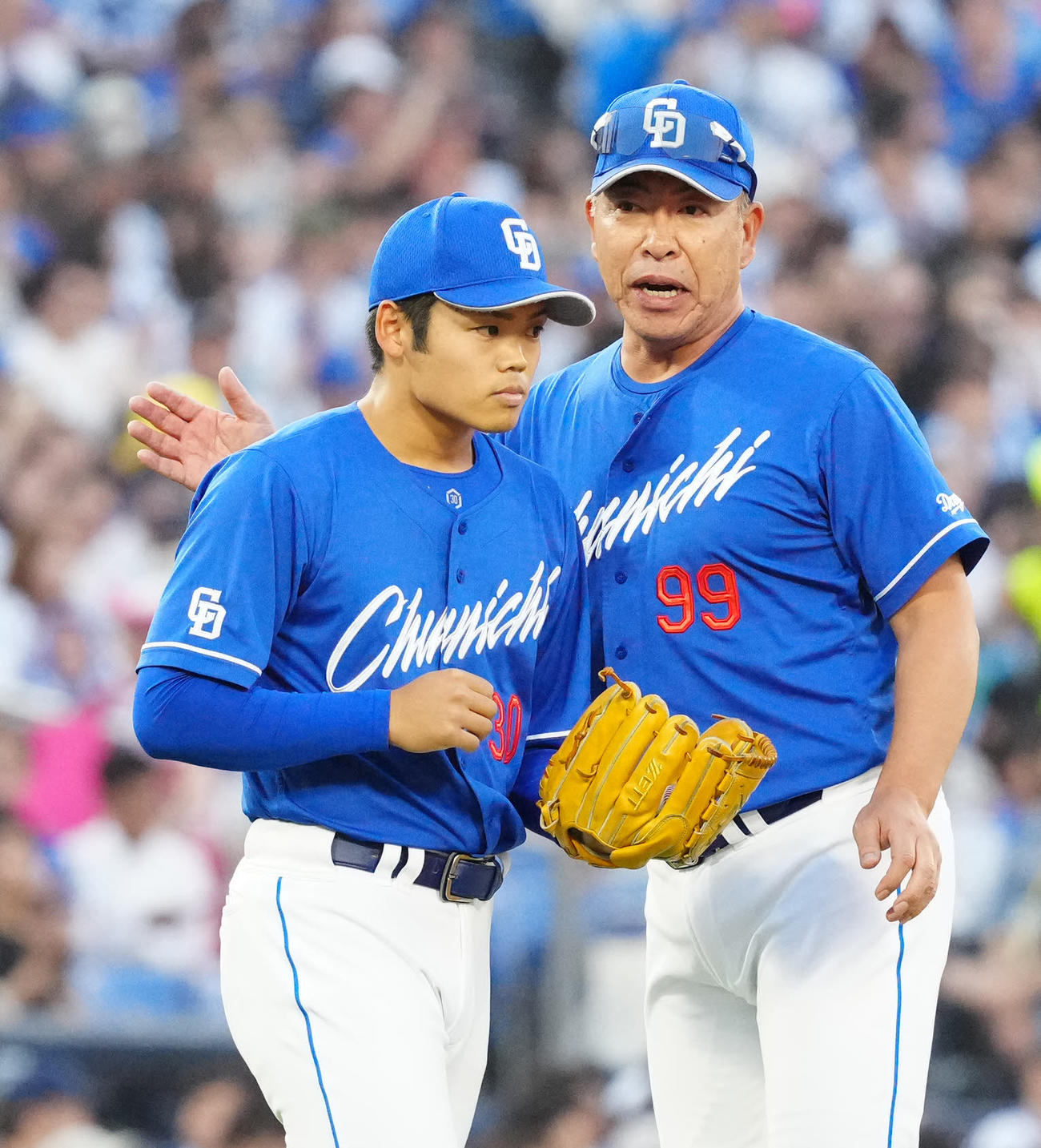 DeNA対中日　2回裏途中、マウンドに上がり中日井上監督（右）から声をかけられる2番手の根尾（撮影・江口和貴）