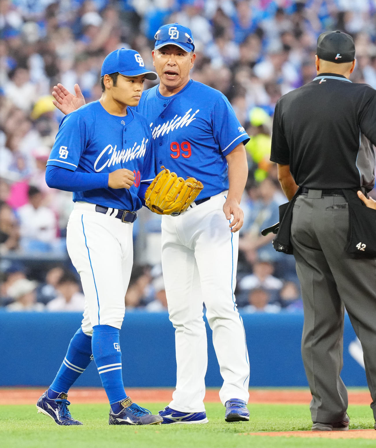 DeNA対中日　2回裏途中、マウンドに上がり中日井上監督（中央）から声をかけられる2番手の根尾（撮影・江口和貴）