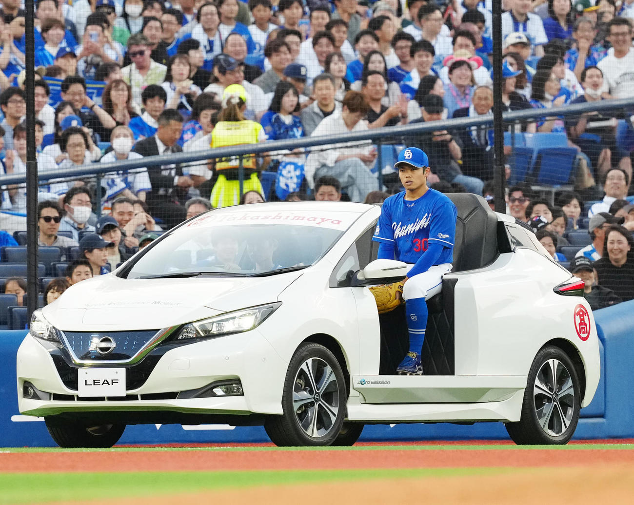 DeNA対中日　2回裏途中、リリーフカーでマウンドに向かう中日2番手の根尾（撮影・江口和貴）