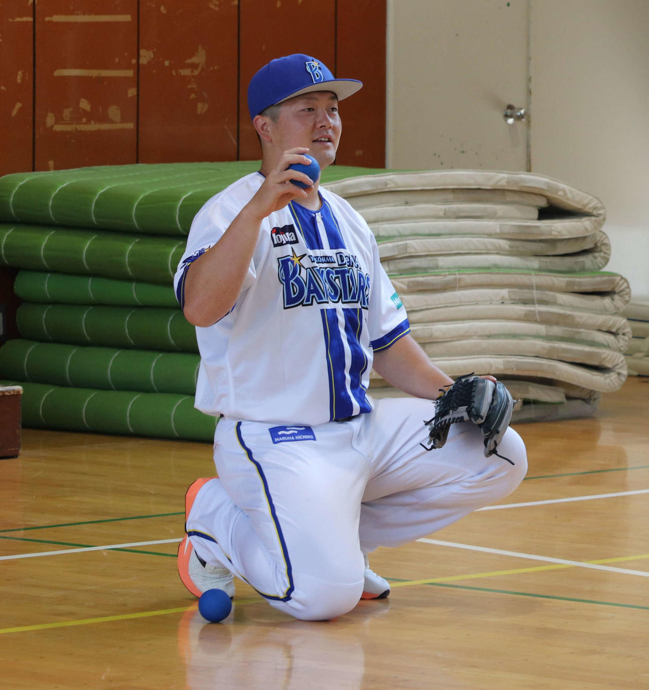 横浜市内の小学校に訪れる「星に願いを」プロジェクトで小学生とキャッチボールを行うDeNA牧