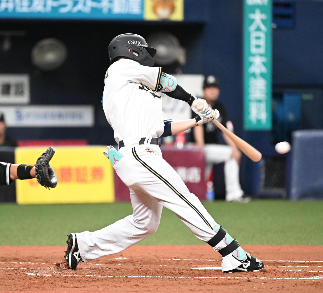 オリックス対ロッテ　3回裏オリックス2死一塁、右前打を放つ西川（撮影・和賀正仁）