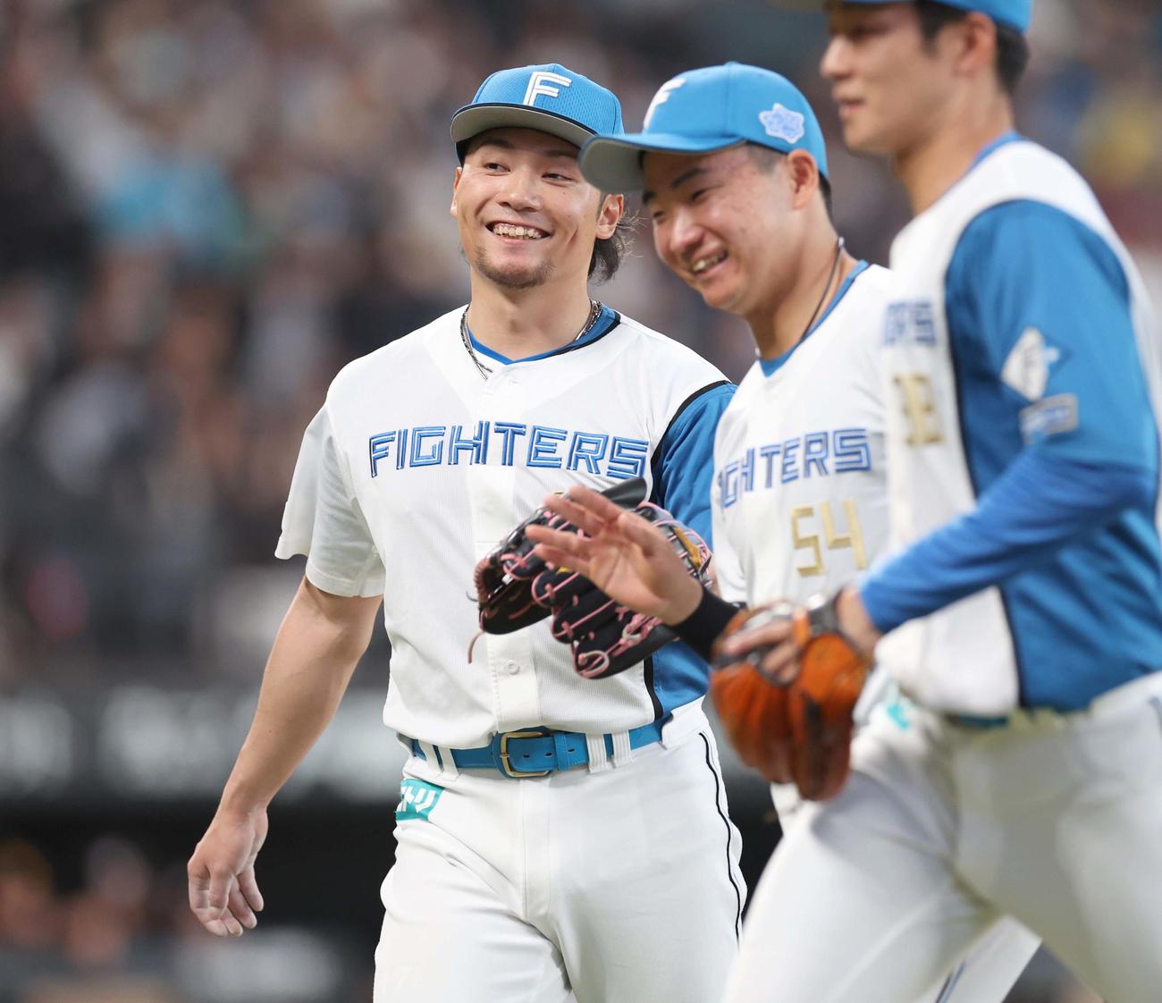日本ハム対ソフトバンク　2回表、好守を見せた山県（左から2人目）を笑顔で出迎える伊藤（撮影・黒川智章）