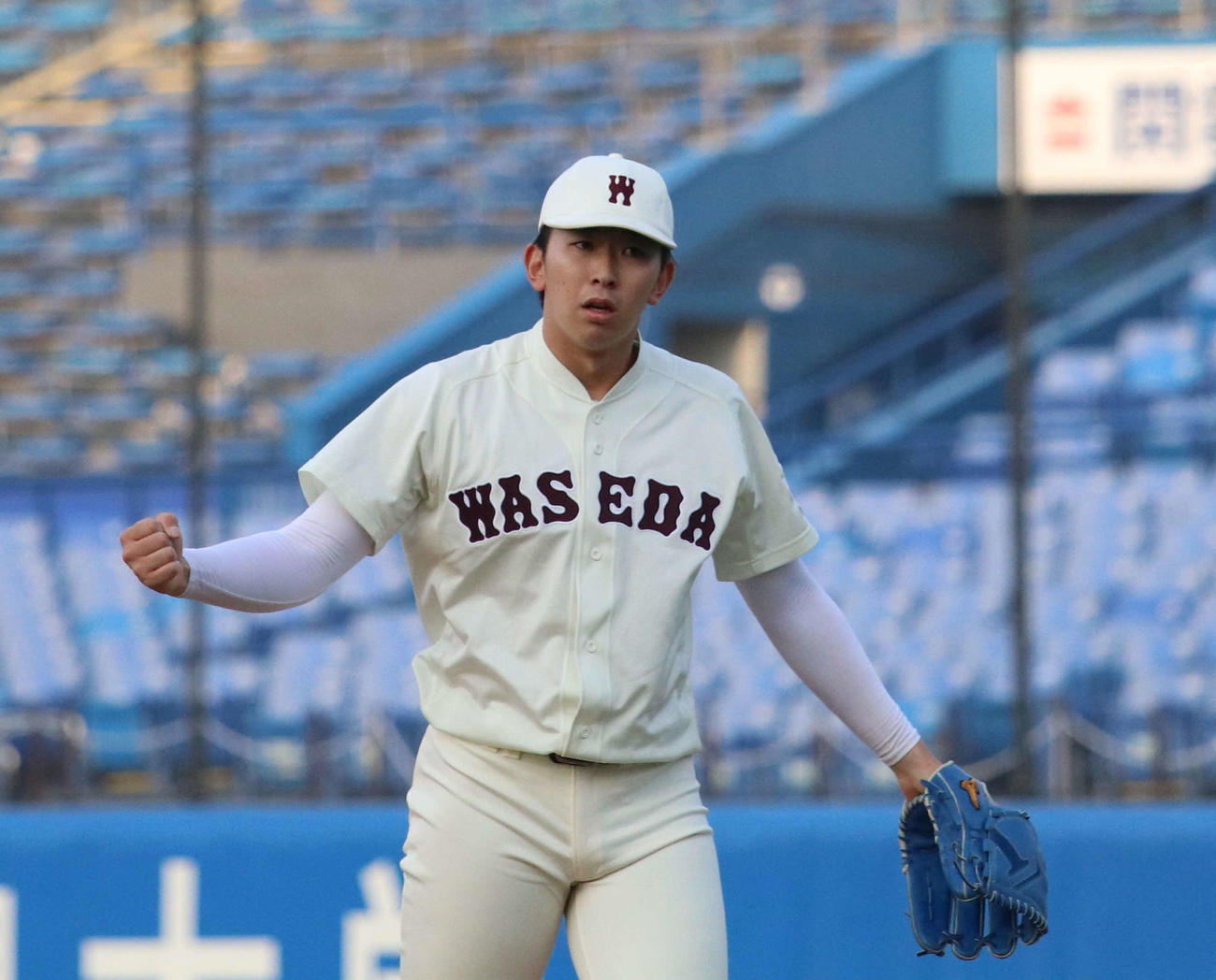 試合に勝利しガッツポーズをする早大・伊藤樹（撮影・山本佳央）