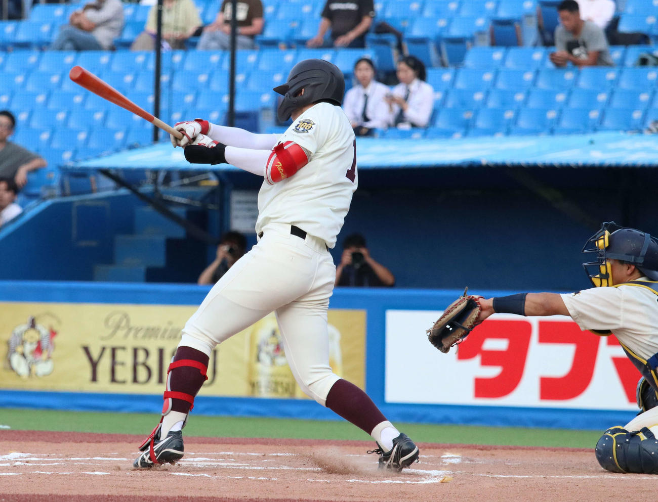 早大対明大　10回2死一、二塁、適時打を放つ早大・伊藤樹（撮影・山本佳央）