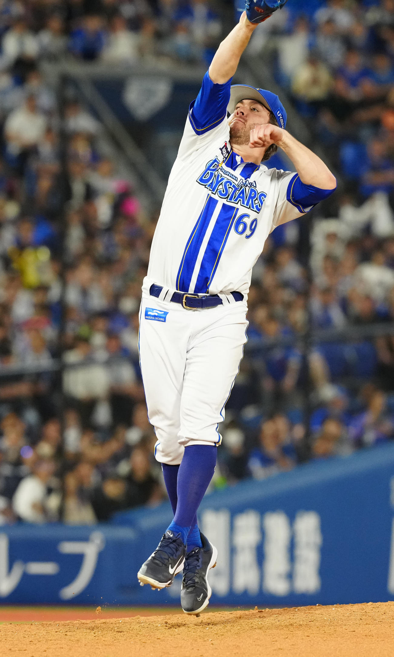 DeNA対中日　6回表中日2死一、三塁、投直となった山本の打球を捕球するケイ（撮影・江口和貴）