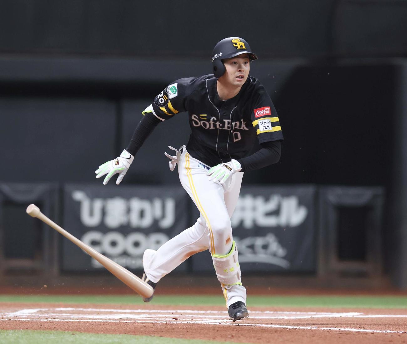日本ハム対ソフトバンク　6回表ソフトバンク無死、右越え本塁打を放つ川瀬（撮影・黒川智章）