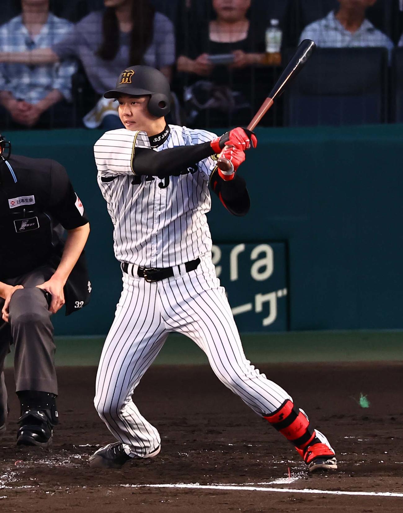 阪神対巨人　2回裏阪神1死、才木は内野安打を放つ（撮影・上田博志）