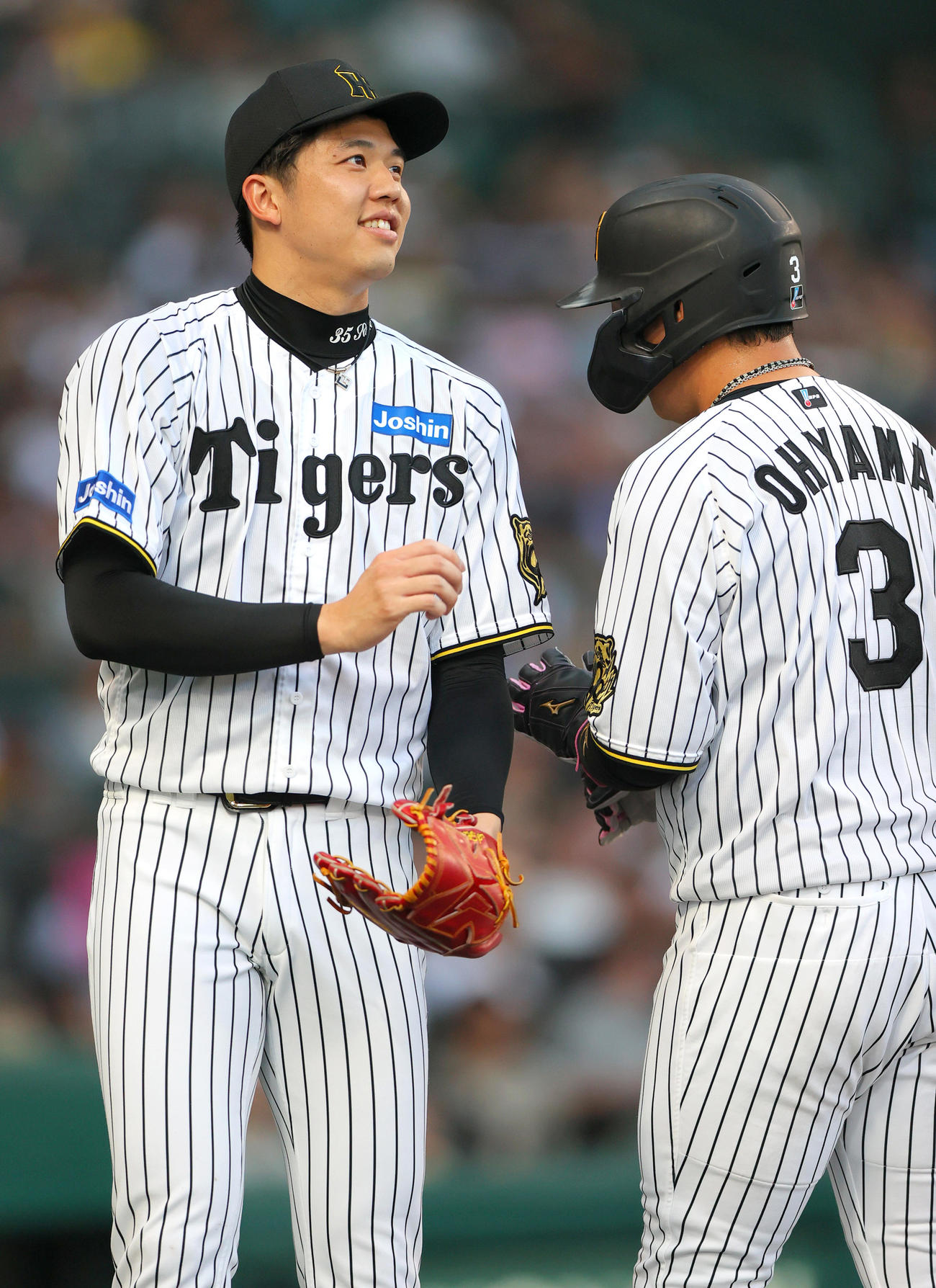 阪神対巨人　1回裏、3点目が入り笑顔を見せる才木（撮影・上山淳一）