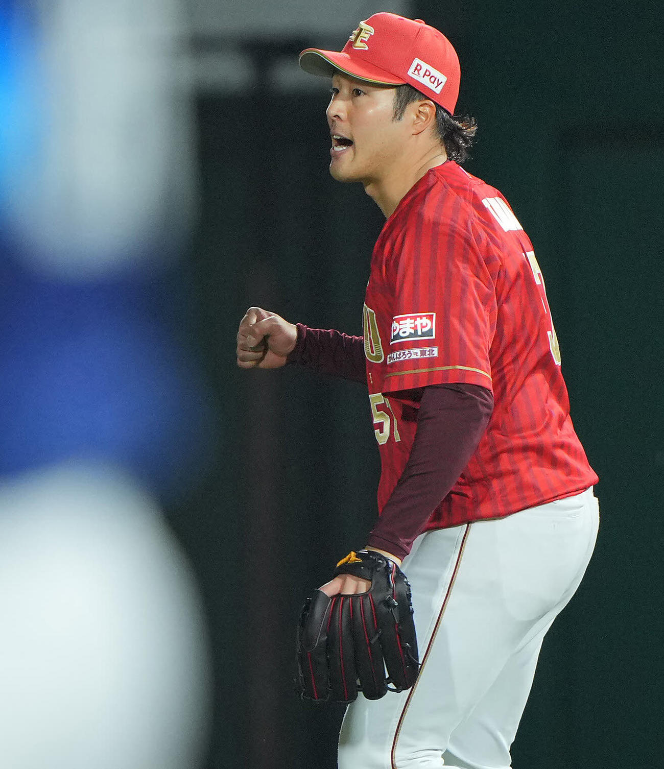 楽天対西武　6回表西武2死二、三塁、源田を一ゴロに仕留め無失点の滝中はガッツポーズする（撮影・垰建太）