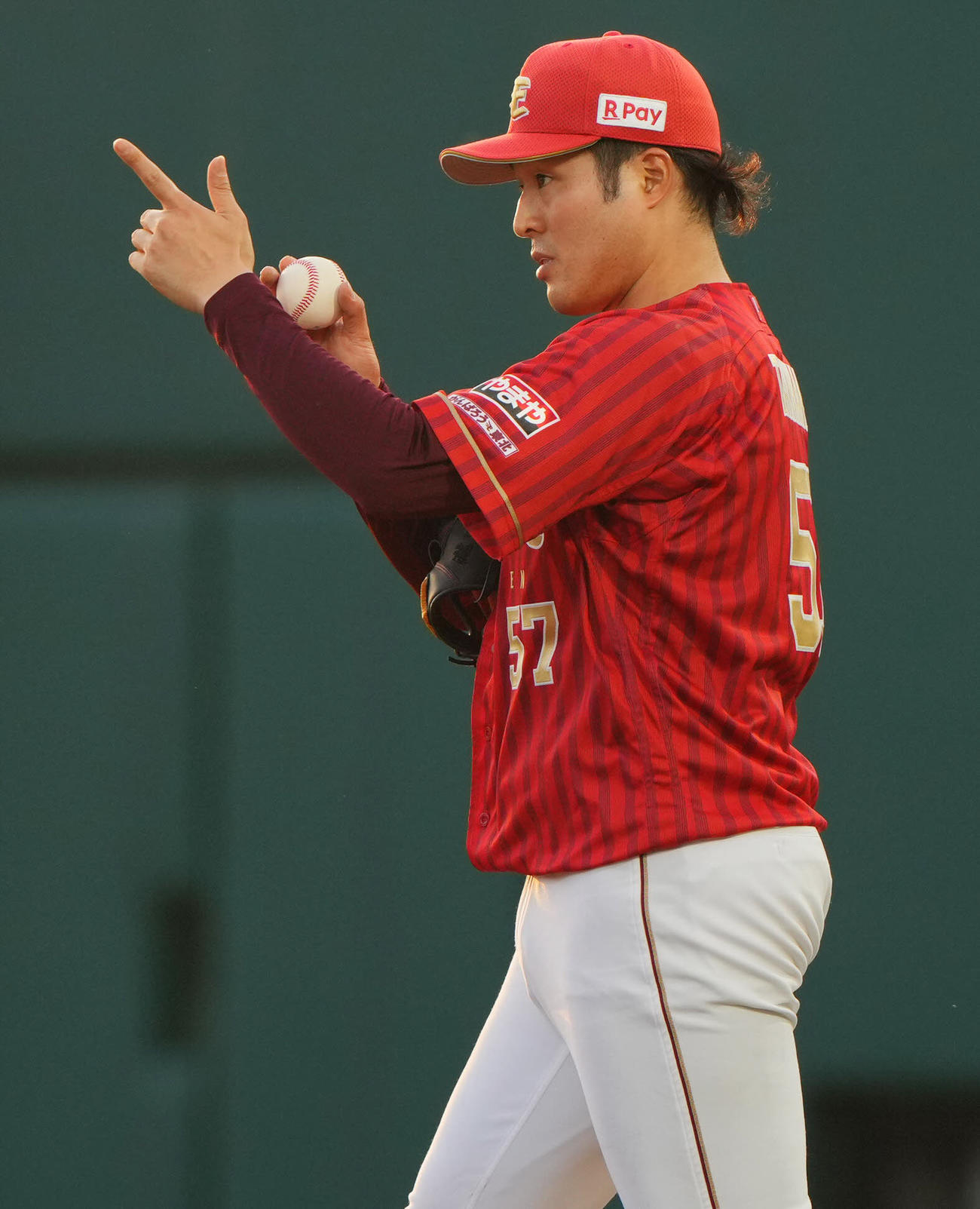 楽天対西武　1回表西武2死、好守の宗山塁を指さす楽天先発の滝中（撮影・垰建太）