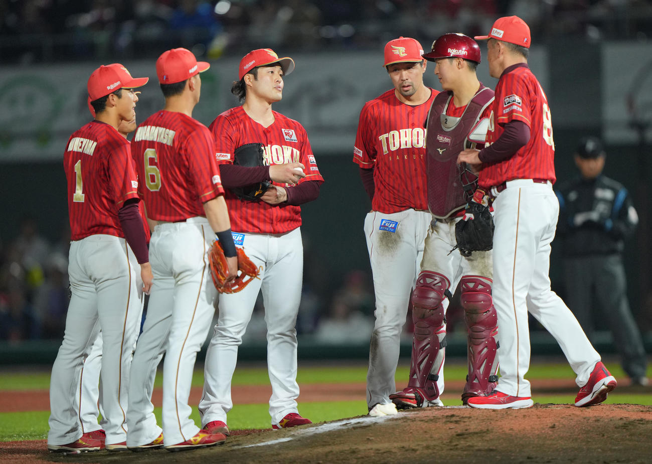 楽天対西武　6回表西武2死一塁、マウンドでナインやコーチと話す滝中（左から3人目）（撮影・垰建太）