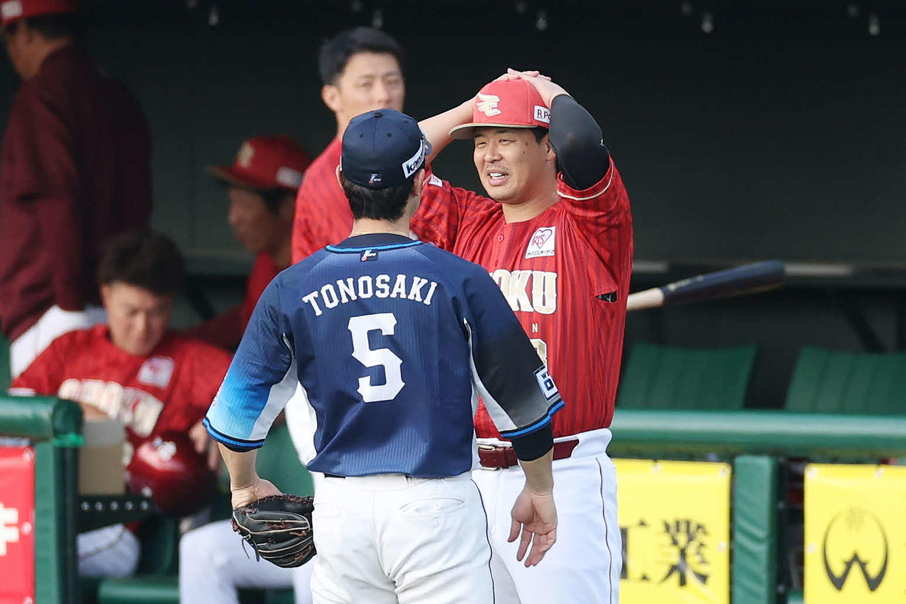 楽天対西武　試合前、西武外崎（左）と言葉を交わす楽天浅村（撮影・宮地輝）