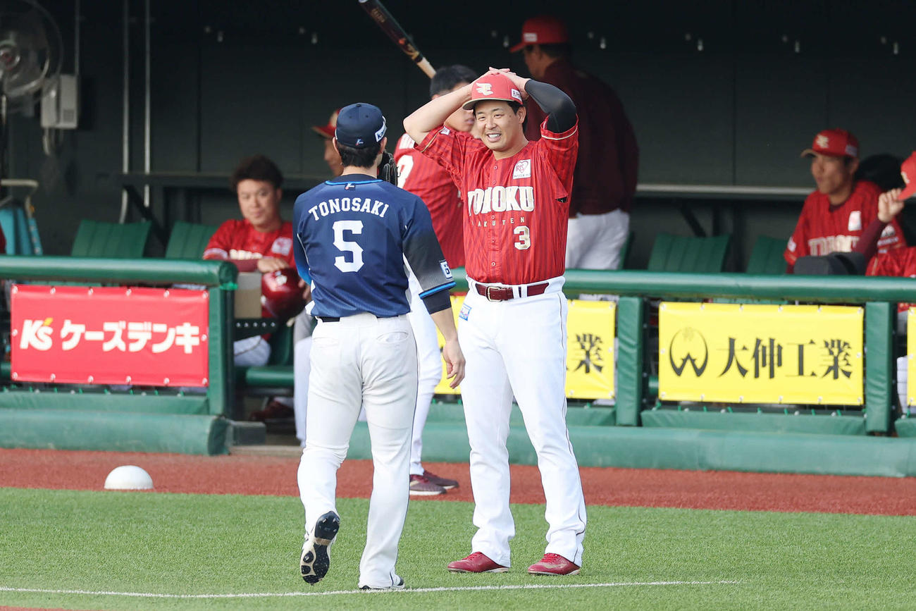 楽天対西武　試合前、西武外崎（左）と言葉を交わす楽天浅村（撮影・宮地輝）
