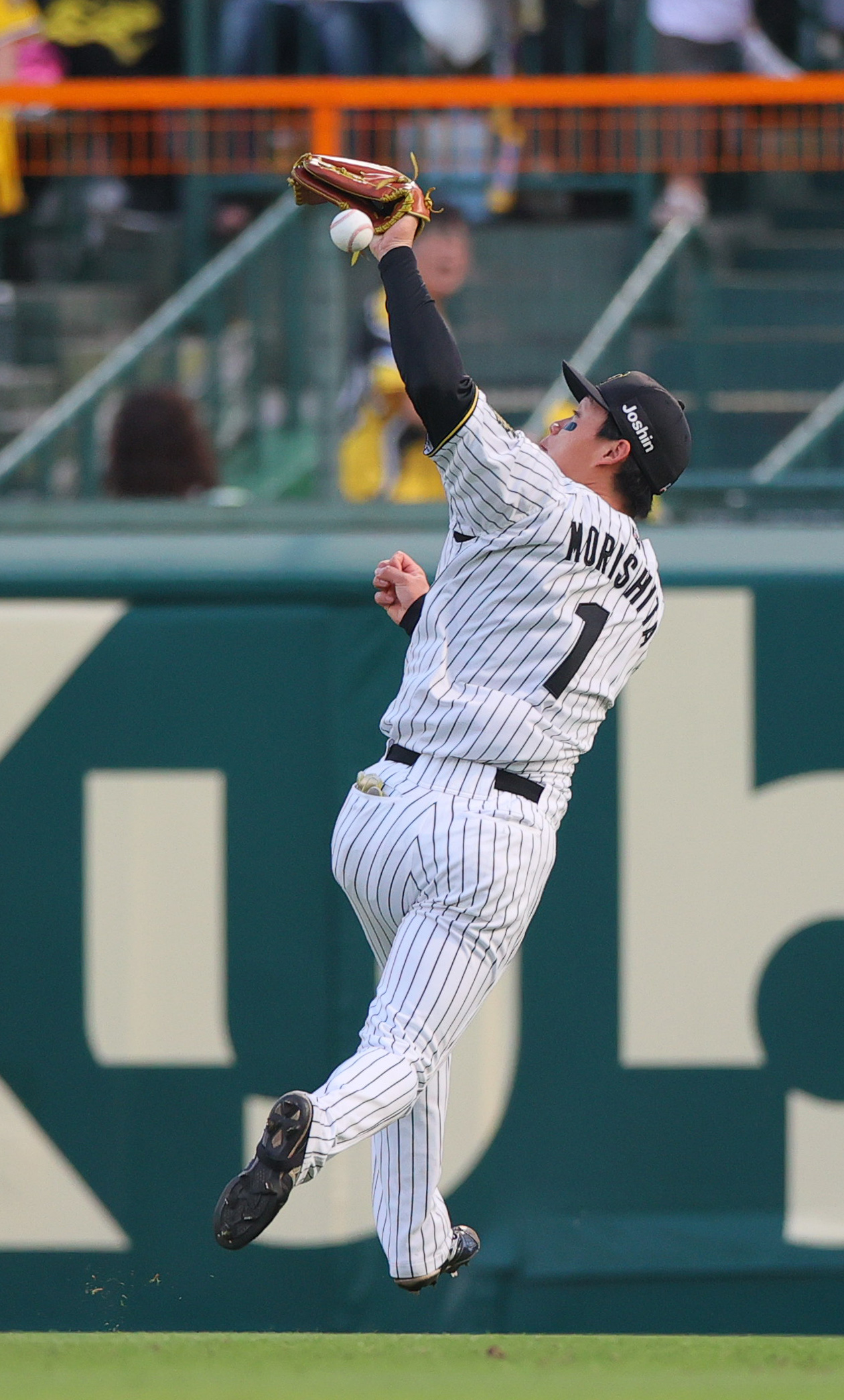 阪神対巨人　2回表巨人2死、右翼手森下は岸田の打球を落球し二塁進塁を許す（撮影・上山淳一）