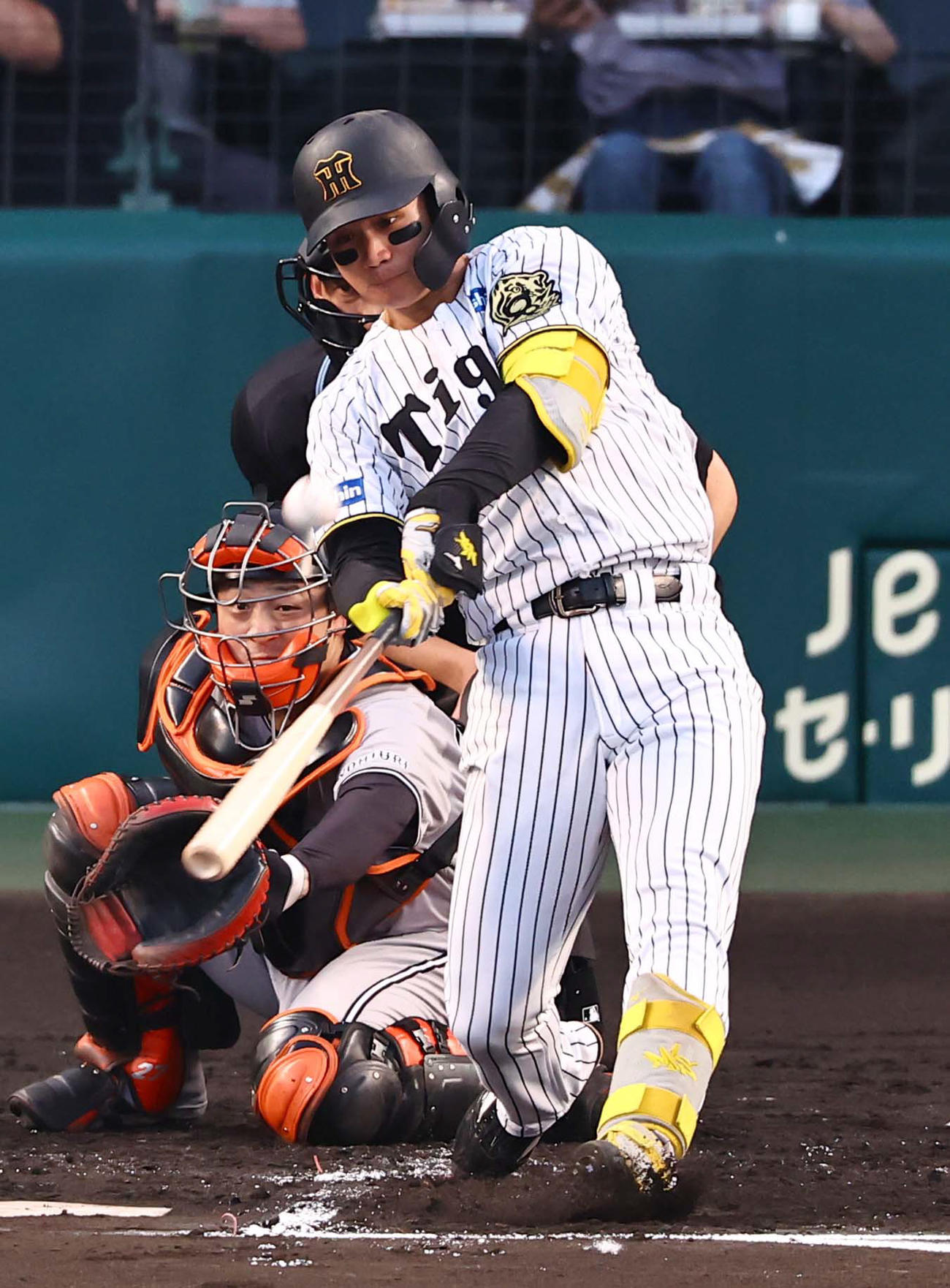 阪神対巨人　1回裏阪神1死一塁、森下は先制2点本塁打を放つ（撮影・上田博志）