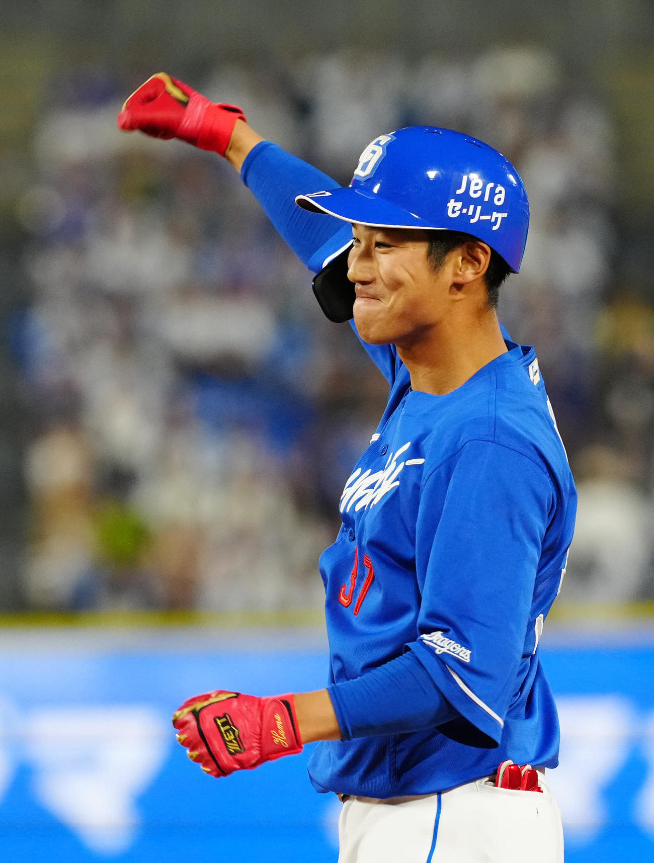 DeNA対中日　7回表中日2死一、二塁、適時打でプロ初安打としガッツポーズの浜（撮影・江口和貴）