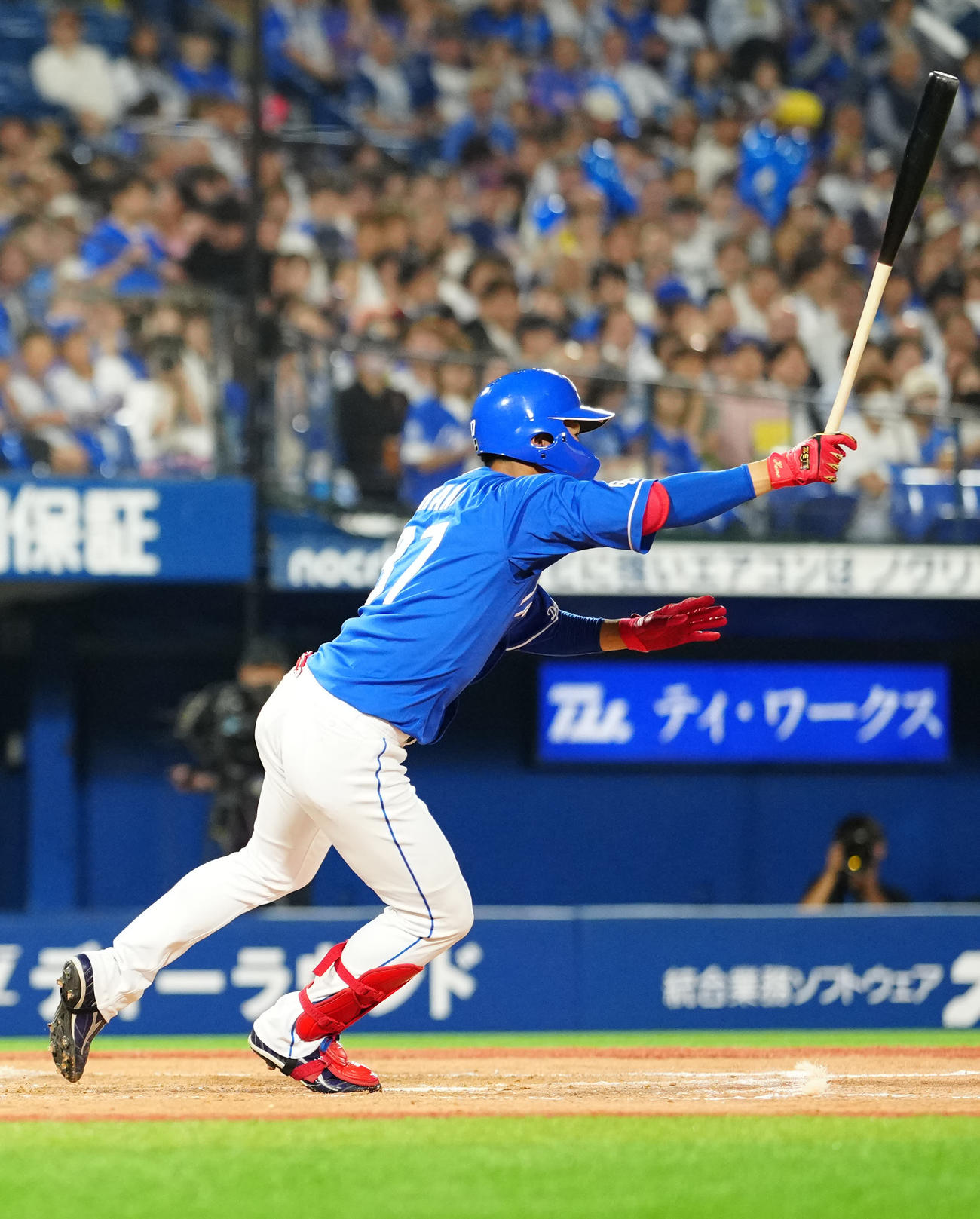 DeNA対中日　7回表中日2死一、二塁、適時打でプロ初安打とする浜（撮影・江口和貴）