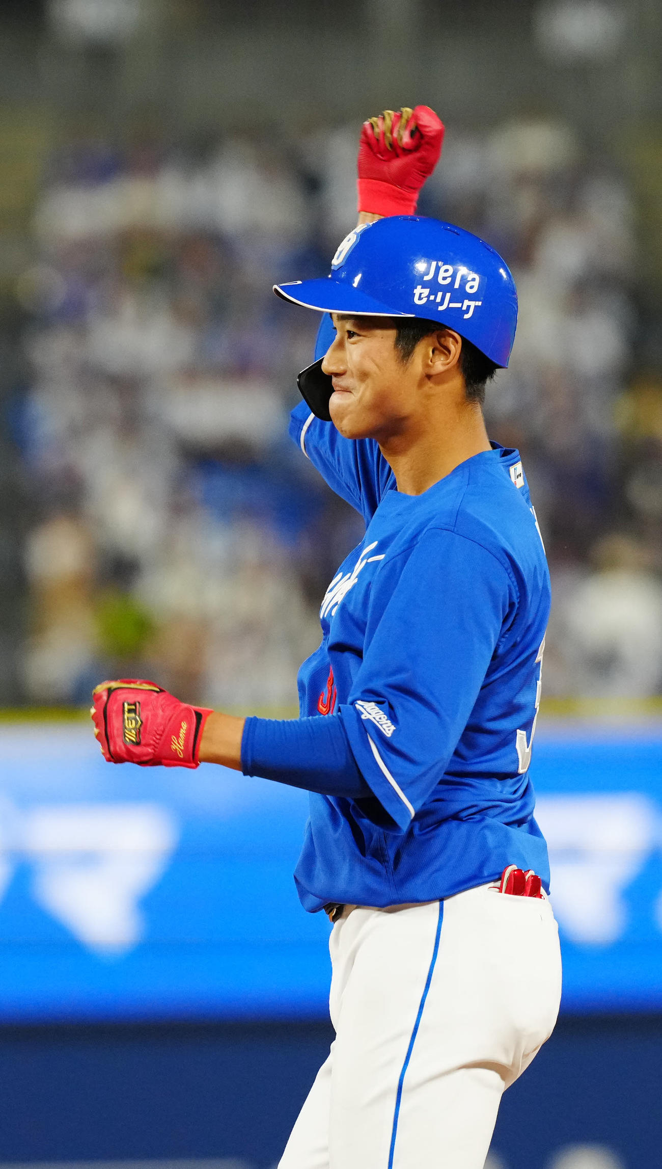 DeNA対中日　7回表中日2死一、二塁、適時打でプロ初安打としガッツポーズの浜（撮影・江口和貴）