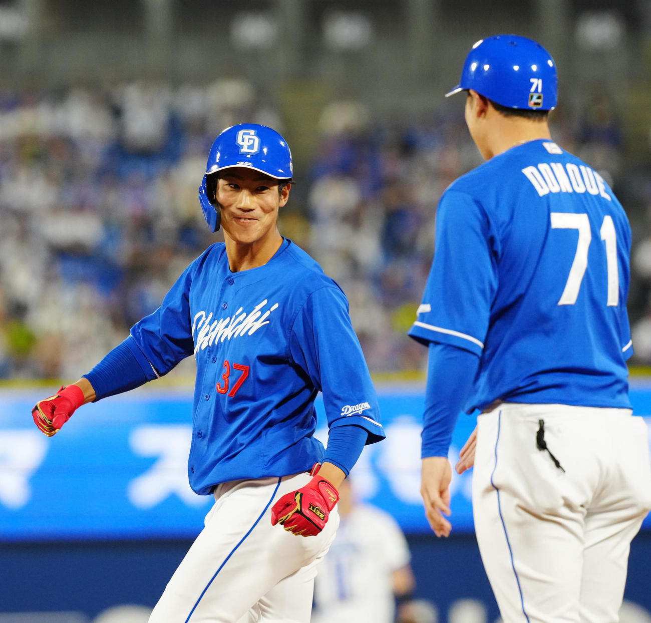 DeNA対中日　7回表中日2死一、二塁、適時打でプロ初安打とし笑顔を見せる浜（左）（撮影・江口和貴）