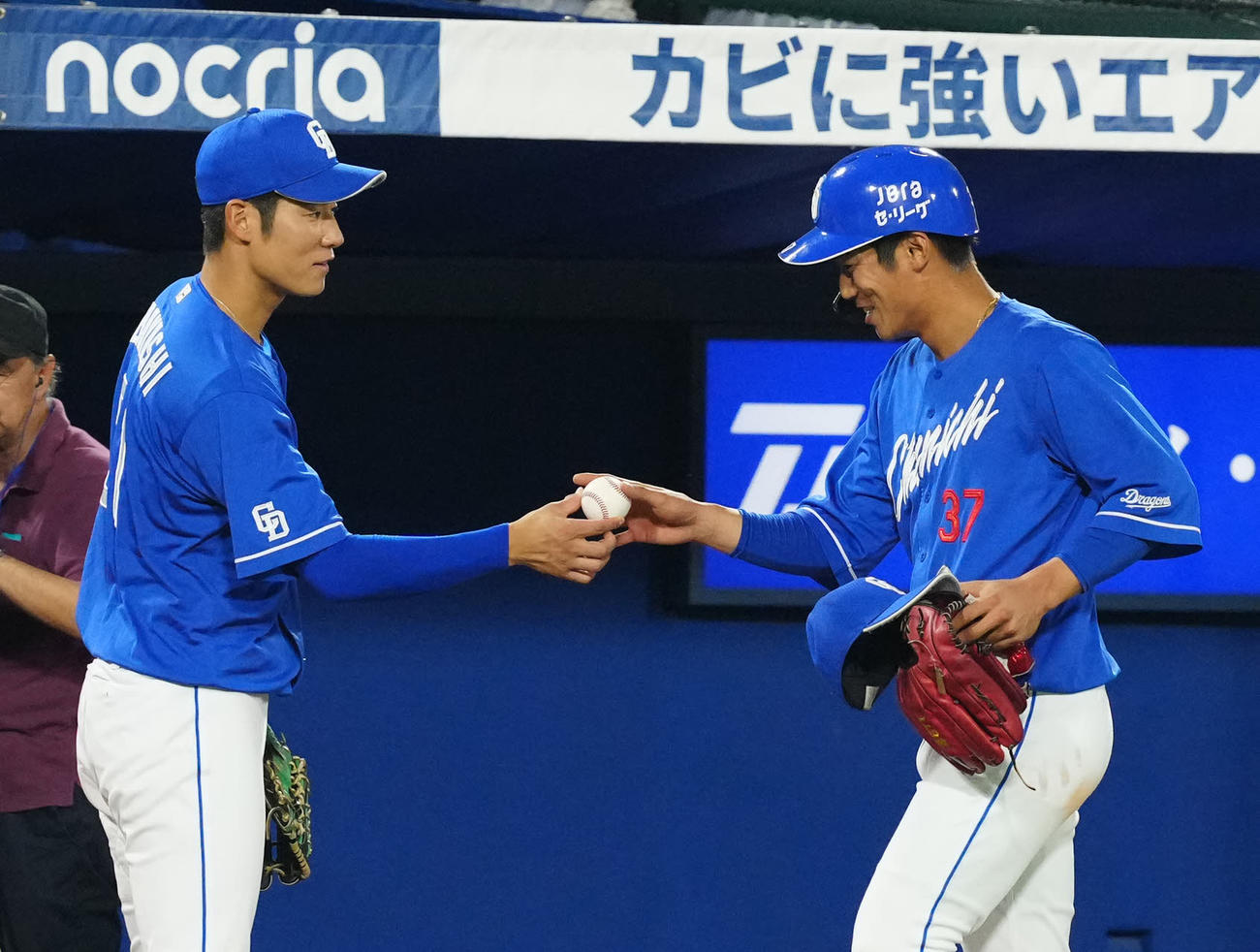 DeNA対中日　7回表終了後、プロ初安打の記念球を受け取る中日浜（右）（撮影・江口和貴）