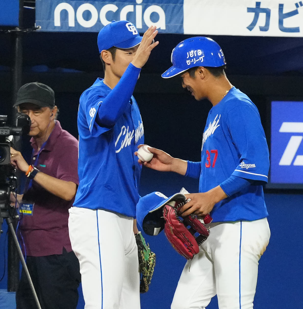 DeNA対中日　7回表終了後、プロ初安打の記念球を受け取る中日浜（右）（撮影・江口和貴）
