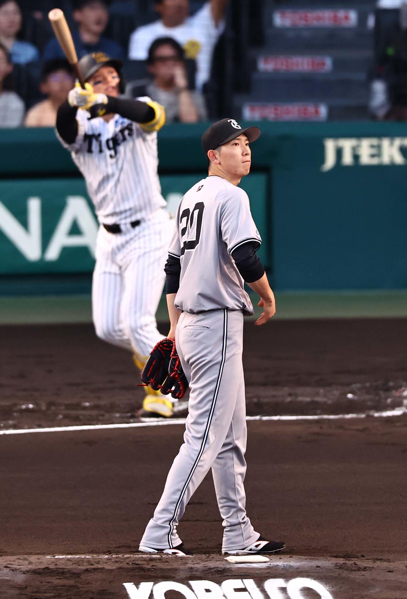 阪神対巨人　1回裏阪神1死一塁、戸郷（右）は森下に先制2点本塁打を浴びる（撮影・上田博志）
