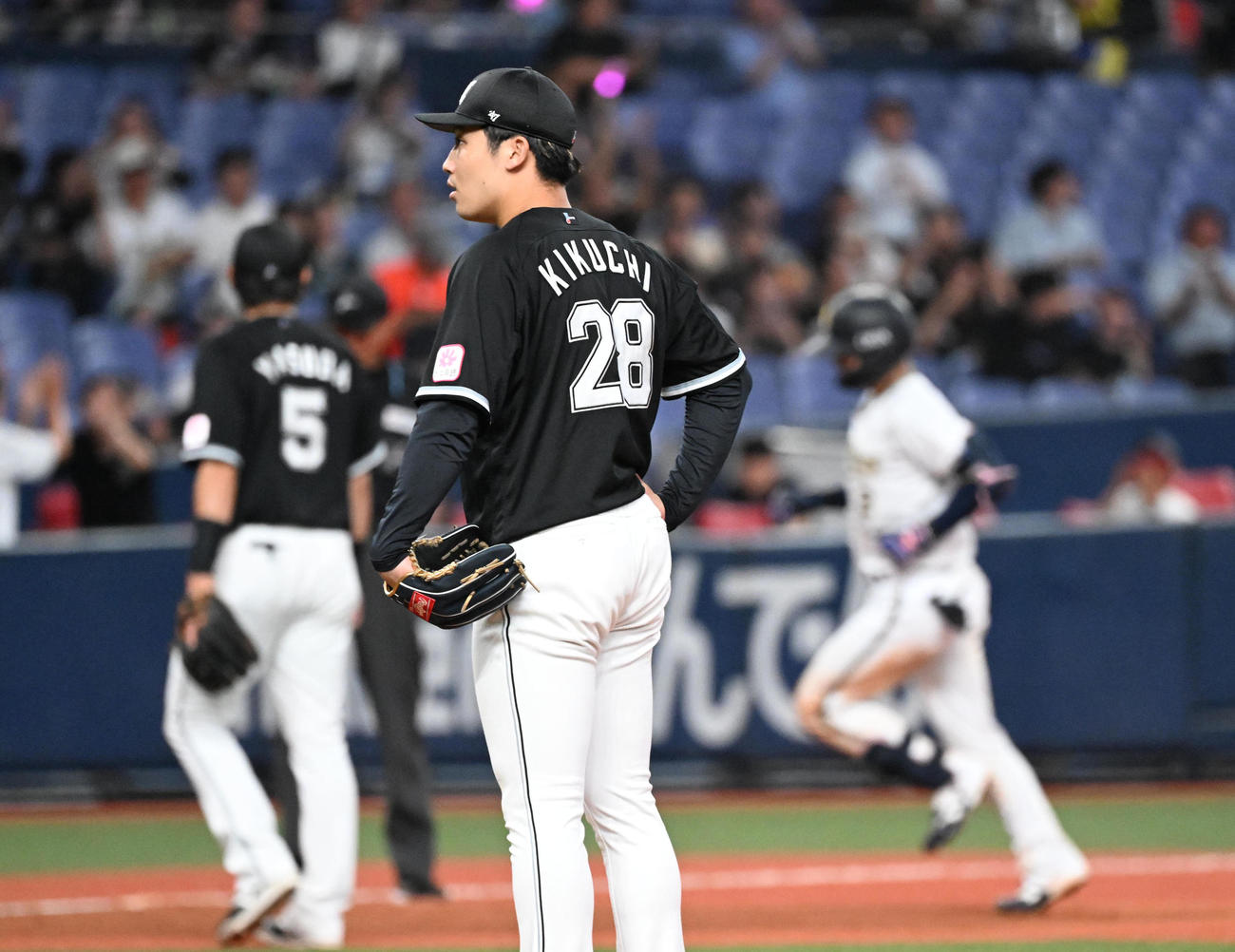 オリックス対ロッテ　9回裏オリックス無死、若月（右）にサヨナラ本塁打を浴びた菊地（撮影・和賀正仁）