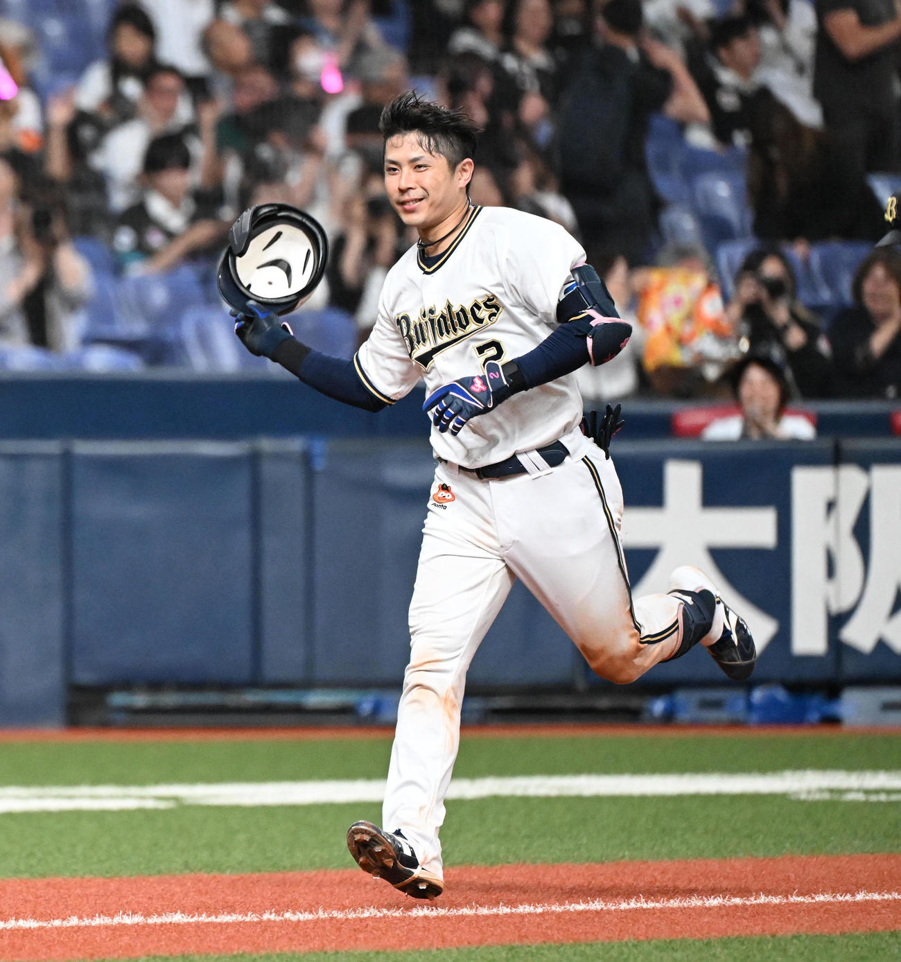 オリックス対ロッテ　9回裏オリックス無死、左越えにサヨナラ本塁打を放ち、ナインが待つ本塁に飛び込む若月（撮影・和賀正仁）