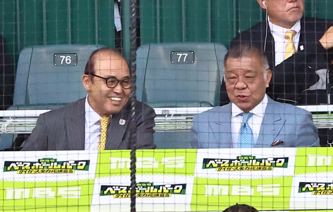 阪神対巨人　放送席で談笑する阪神タイガース岡田顧問（左）と掛布OB会長（撮影・上田博志）