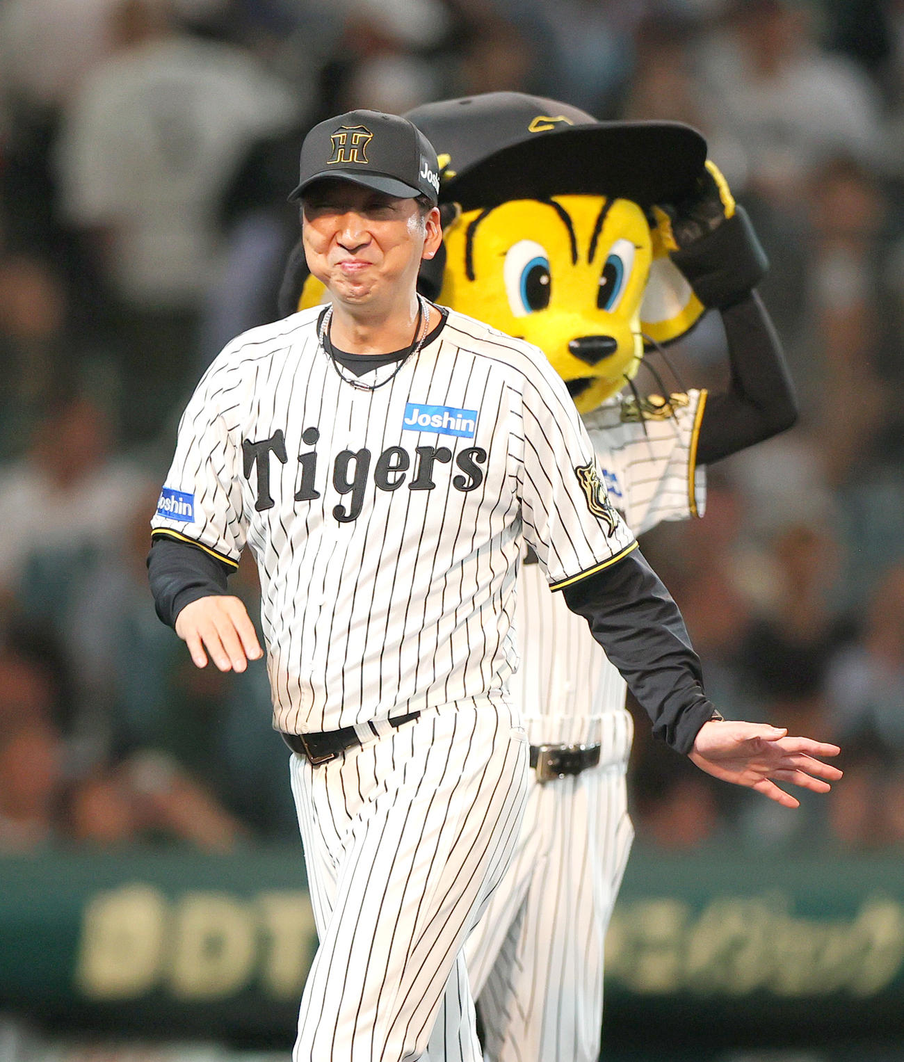 阪神対巨人　巨人に勝利し、笑顔で引き上げる阪神藤川監督（撮影・上山淳一）
