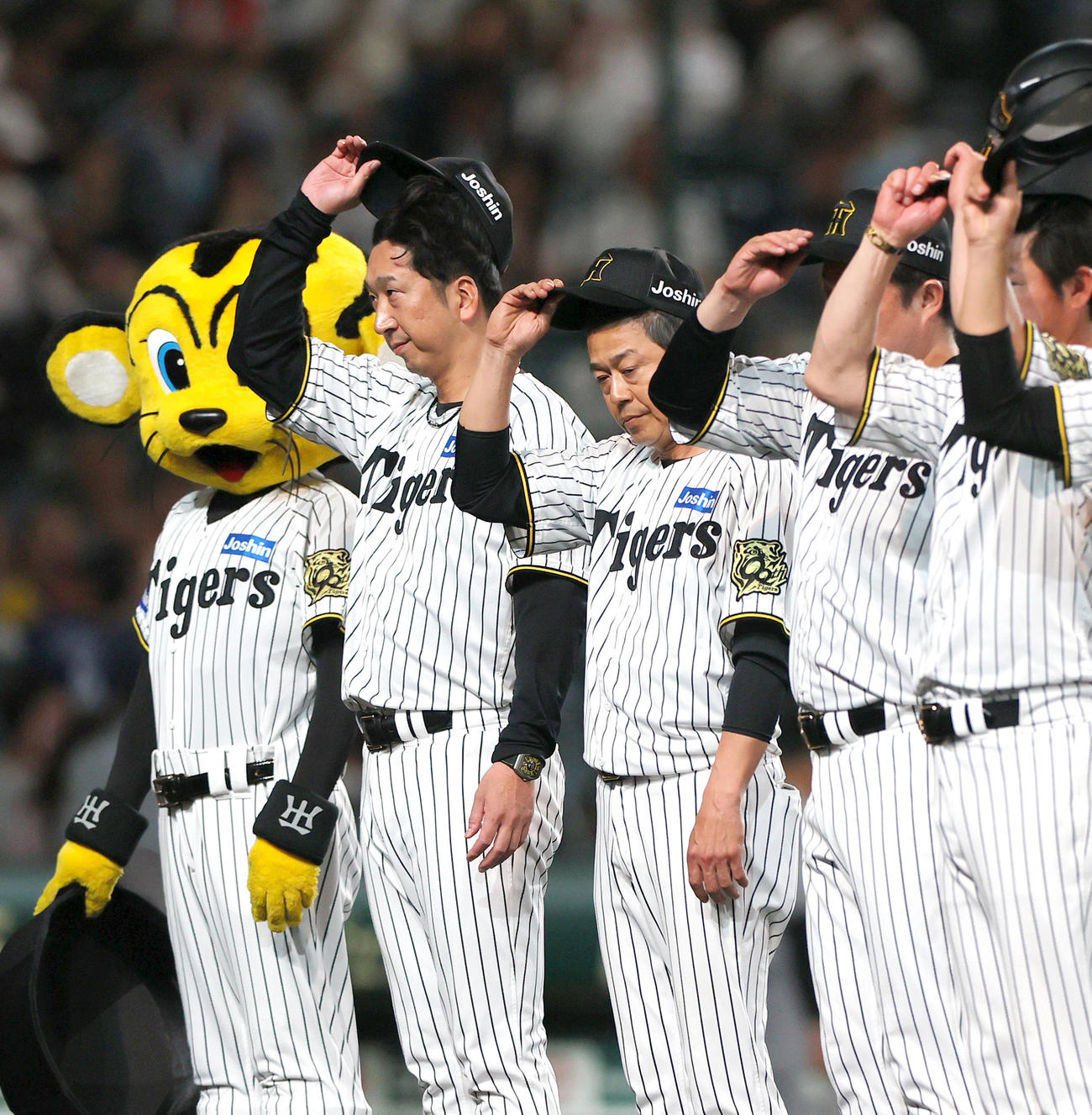 阪神対巨人　巨人に勝利し、スタンドのファンにあいさつする藤川監督（左）ら（撮影・上山淳一）