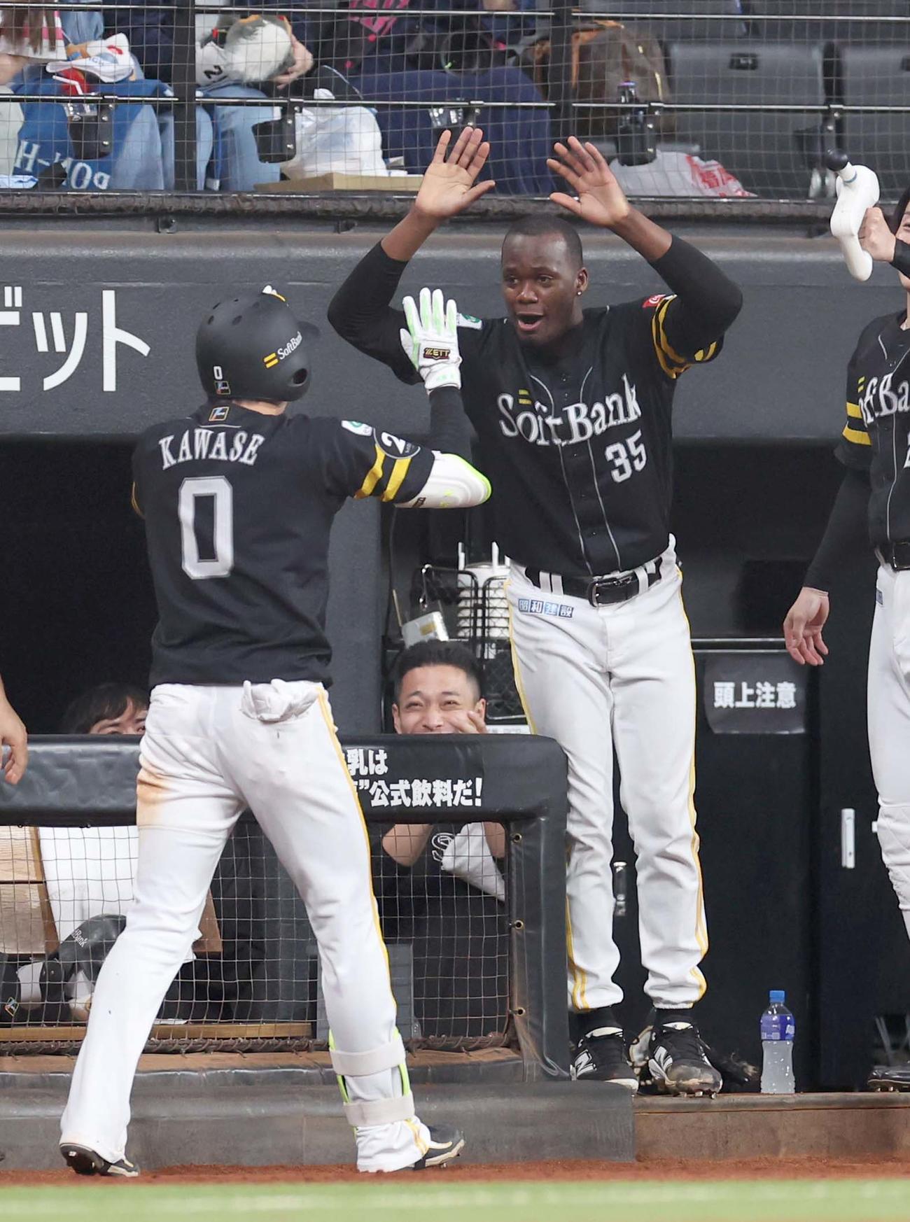 日本ハム対ソフトバンク　6回表、本塁打を放った川瀬を出迎えるモイネロ（撮影・黒川智章）