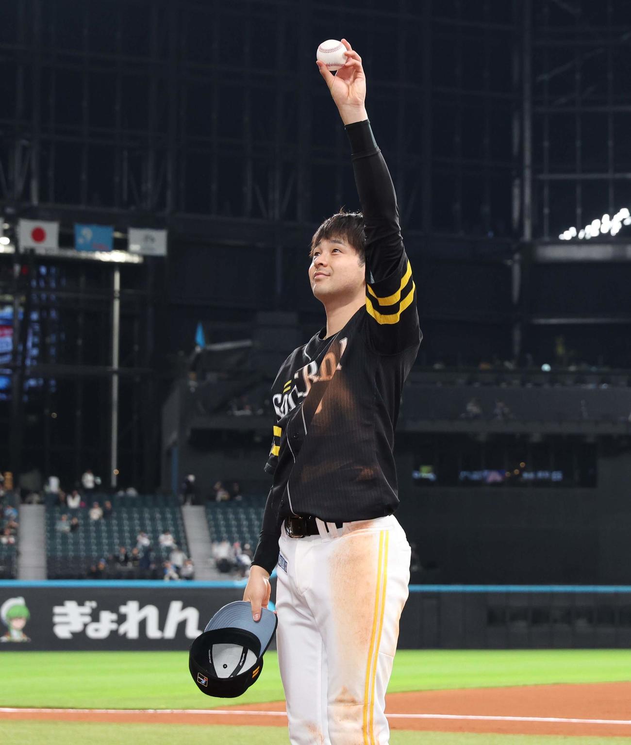 日本ハム対ソフトバンク　プロ初本塁打の記念球をスタンドに向かって掲げる川瀬（撮影・黒川智章）