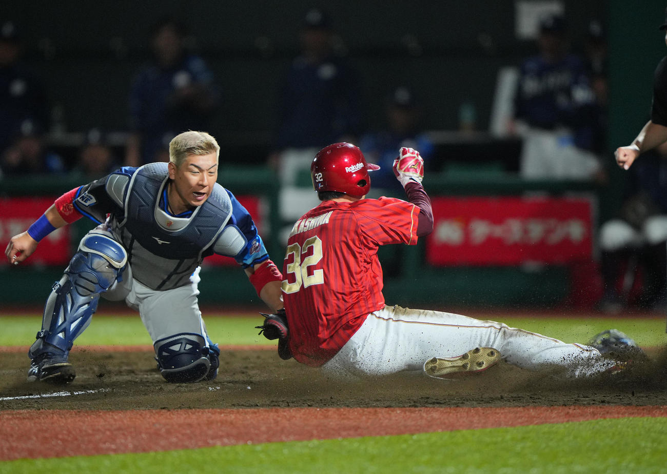 本塁を狙った三走中島大輔はタッチアウト