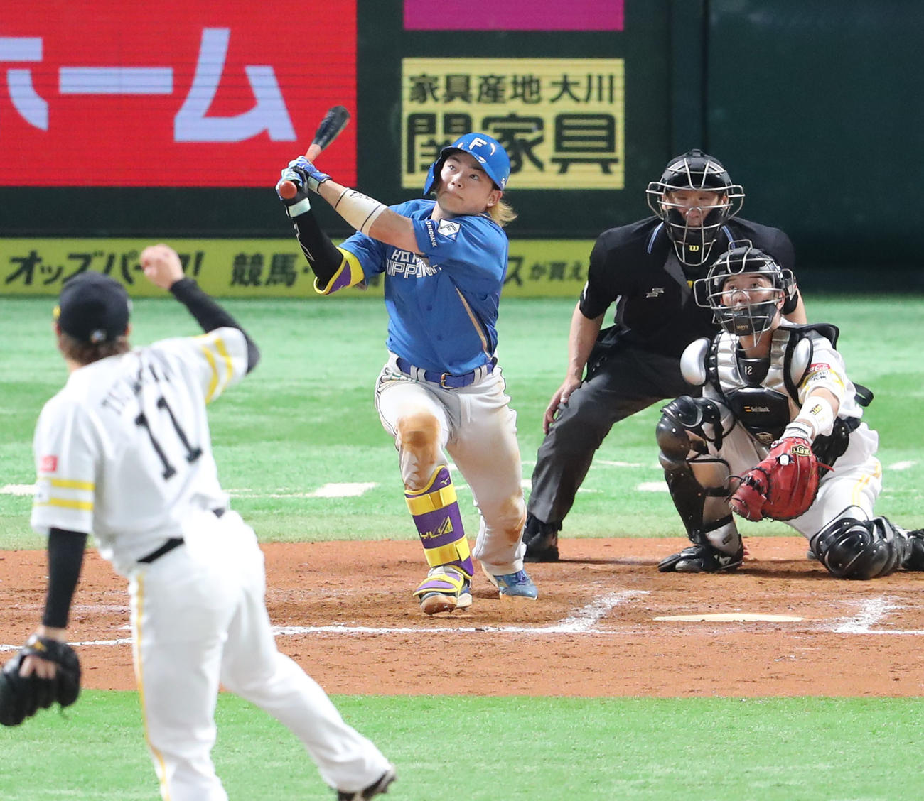 4月30日、ソフトバンク戦で右越えに本塁打を放つ田宮
