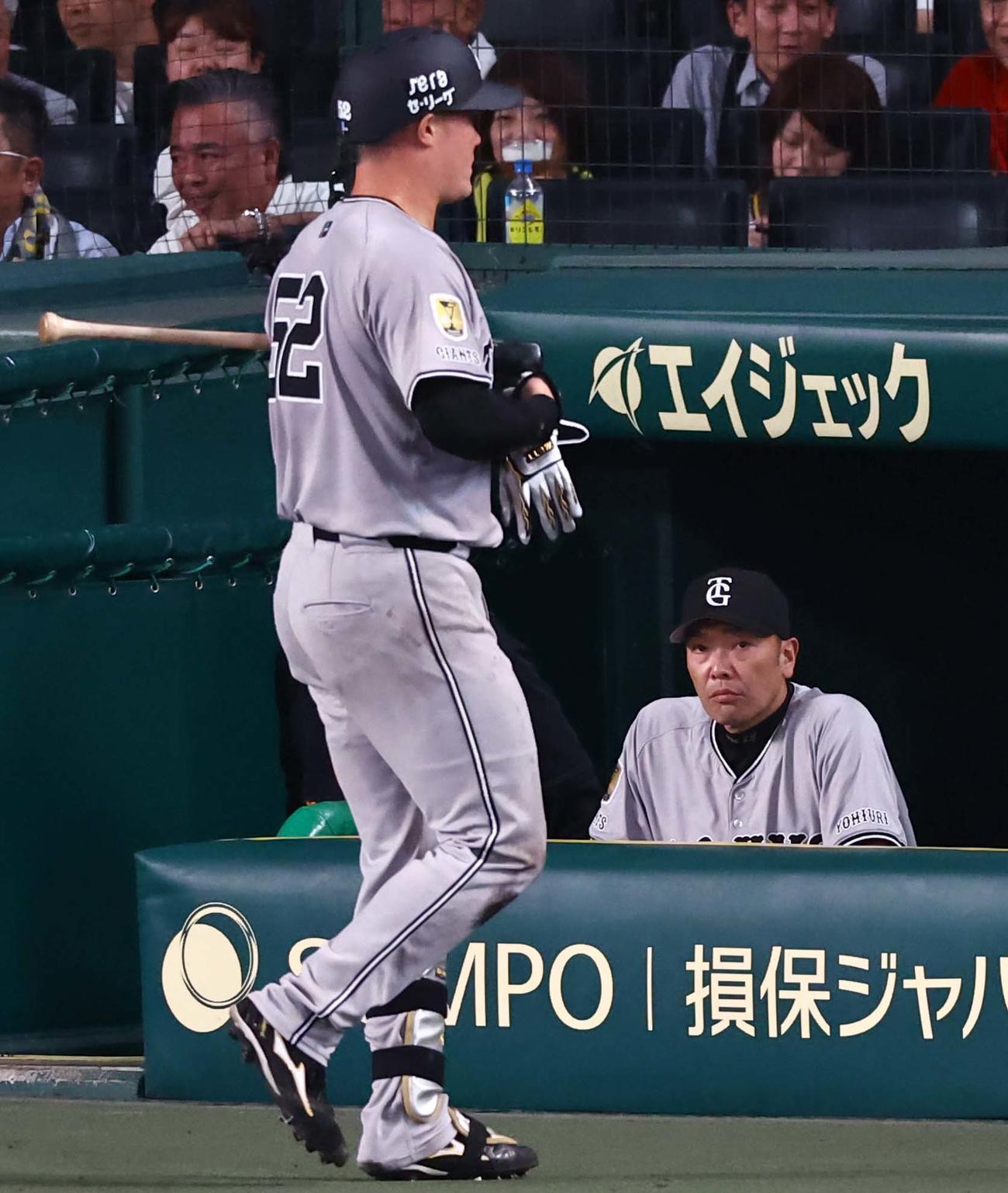 三振に倒れベンチに引き揚げるリチャードとベンチの阿部監督