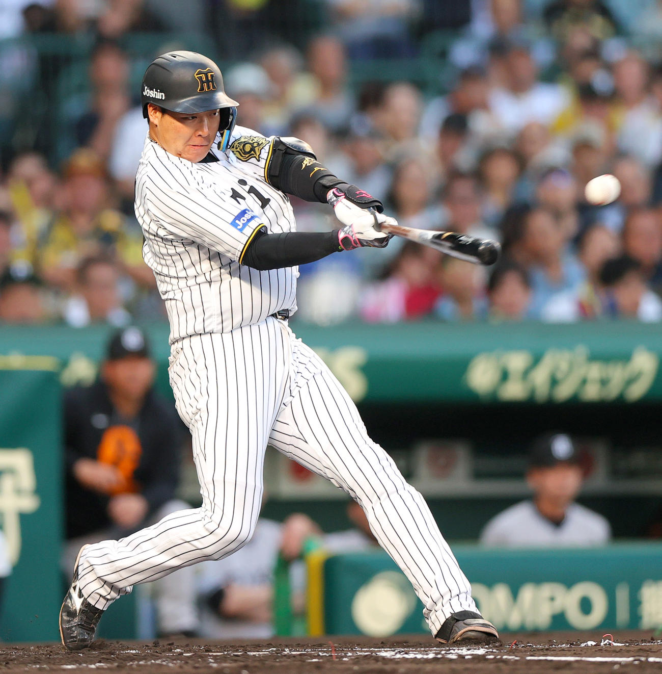 阪神対巨人　1回裏阪神1死一塁、大山は左前打を放つ（撮影・上山淳一）