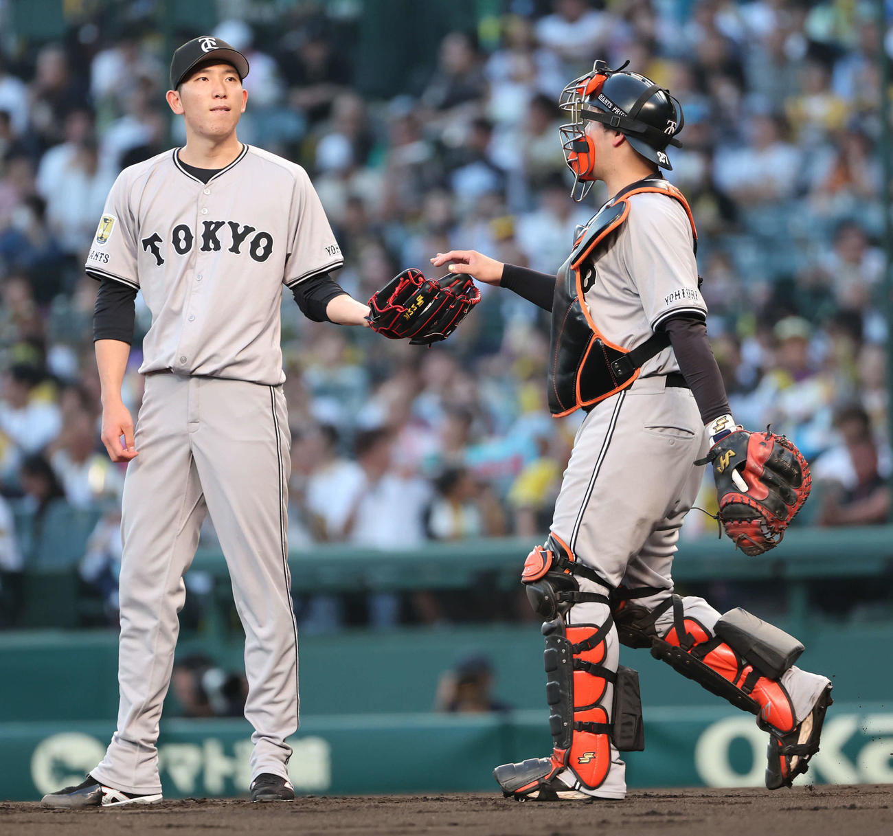 阪神対巨人　1回裏阪神1死、戸郷は佐藤輝に四球を与え、岸田の励ましを受ける（撮影・西尾就之）