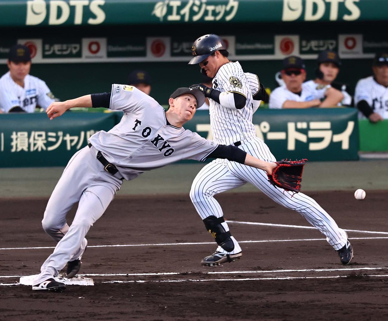 阪神対巨人　1回裏阪神1死一、二塁、戸郷（左）は打者前川の時、泉口の悪送球を捕れず追加点を許す（撮影・上田博志）