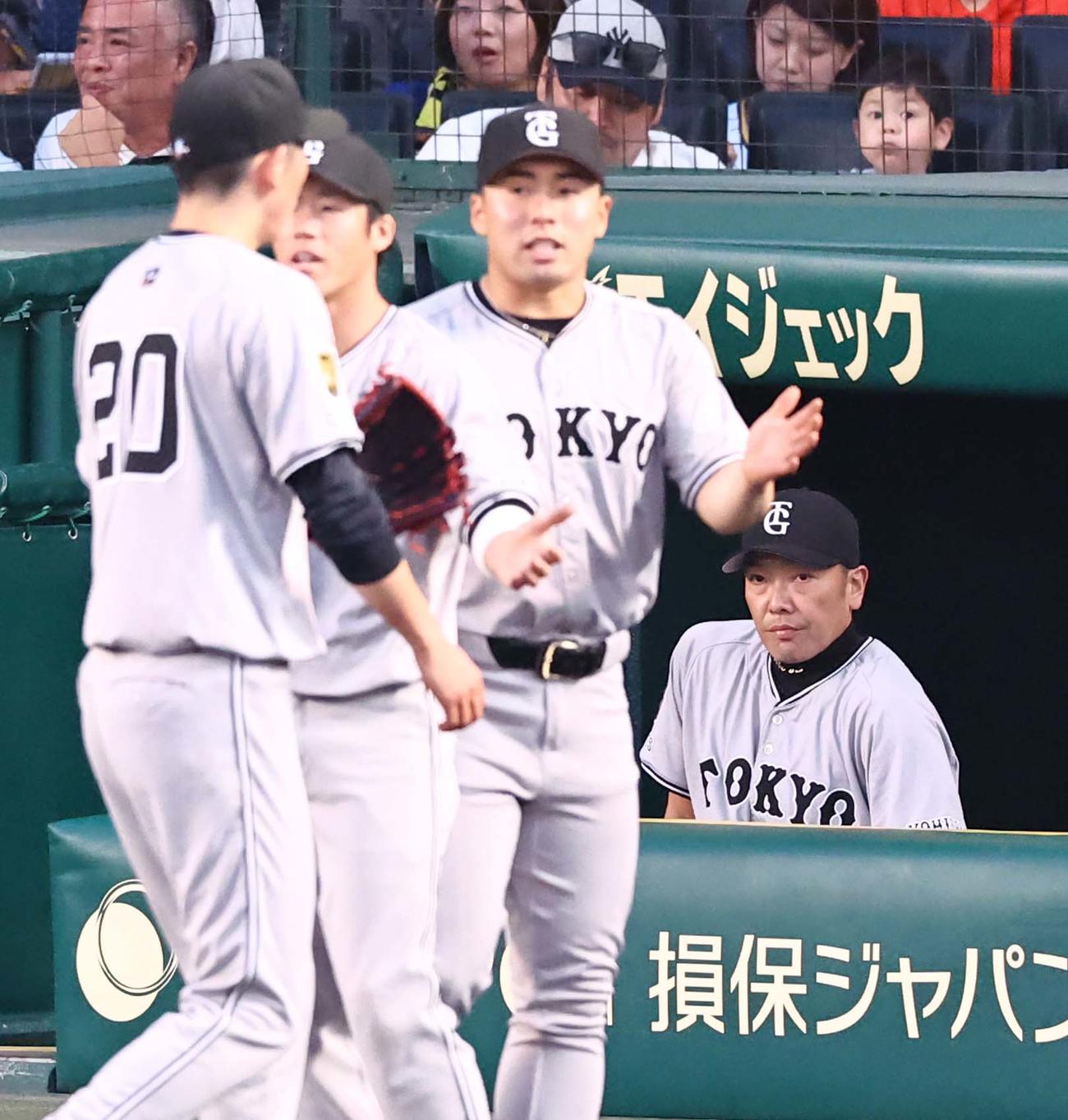 阪神対巨人　ベンチに引き揚げる戸郷（左）とベンチの阿部監督（撮影・上田博志）