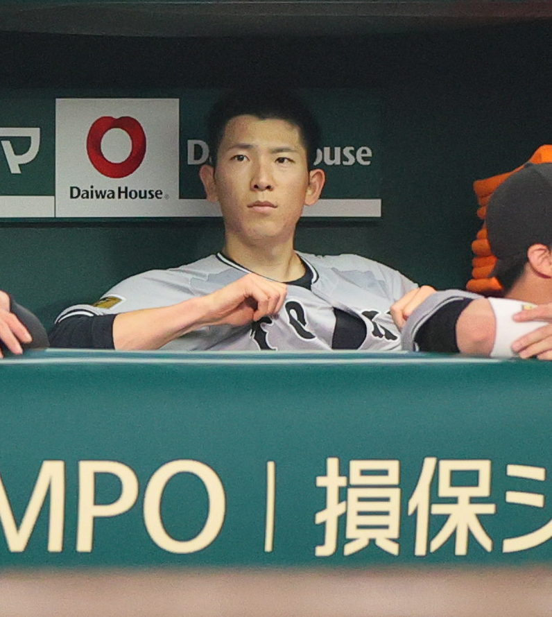 阪神対巨人　5回表の攻撃をベンチから見つめる巨人戸郷（撮影・上山淳一）